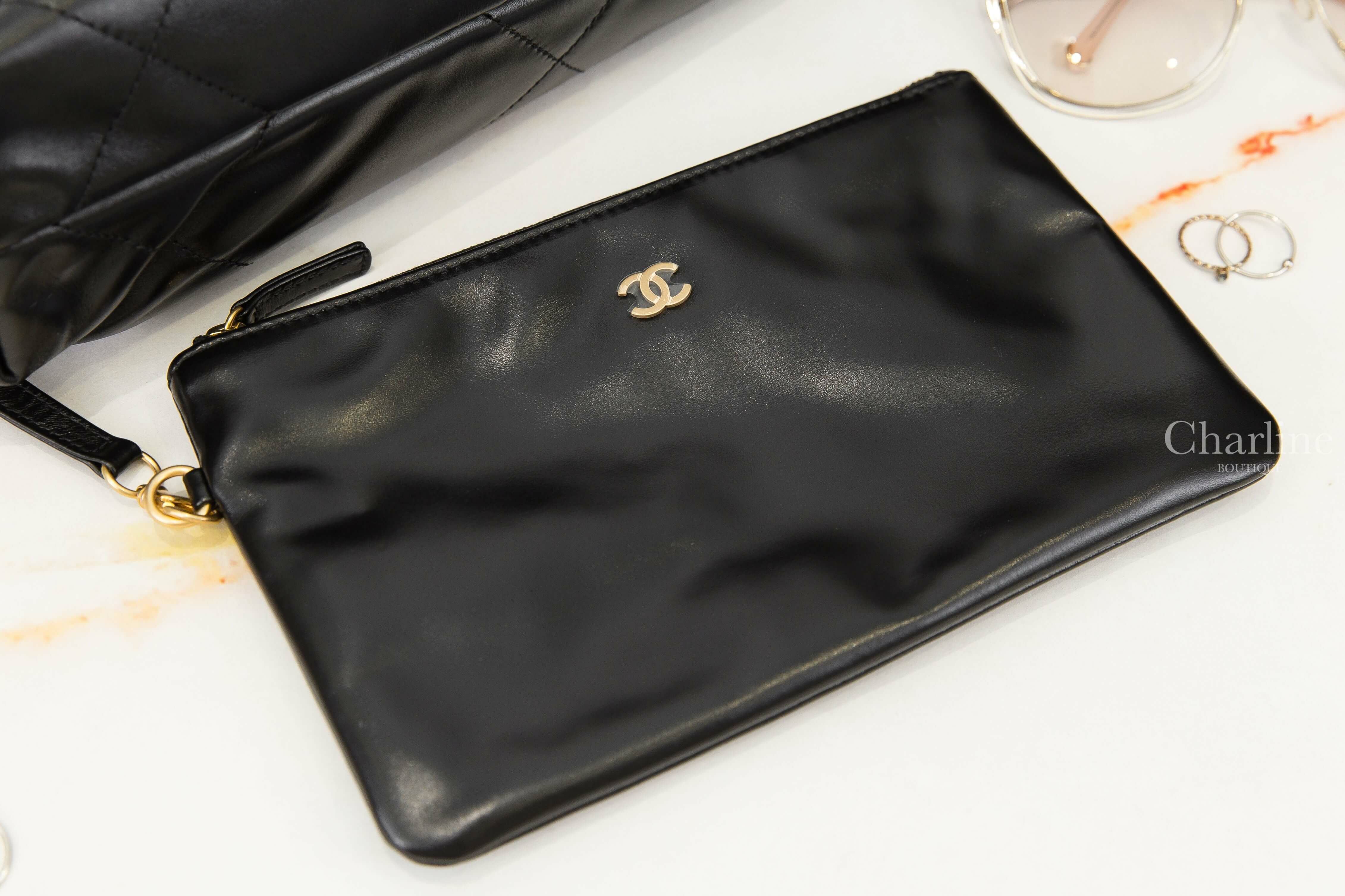 Chanel Chanel 22 Small Handbag 黑色金字徽章鍊帶小型小牛皮大菱格紋肩背包-Charline Boutique 精品代購