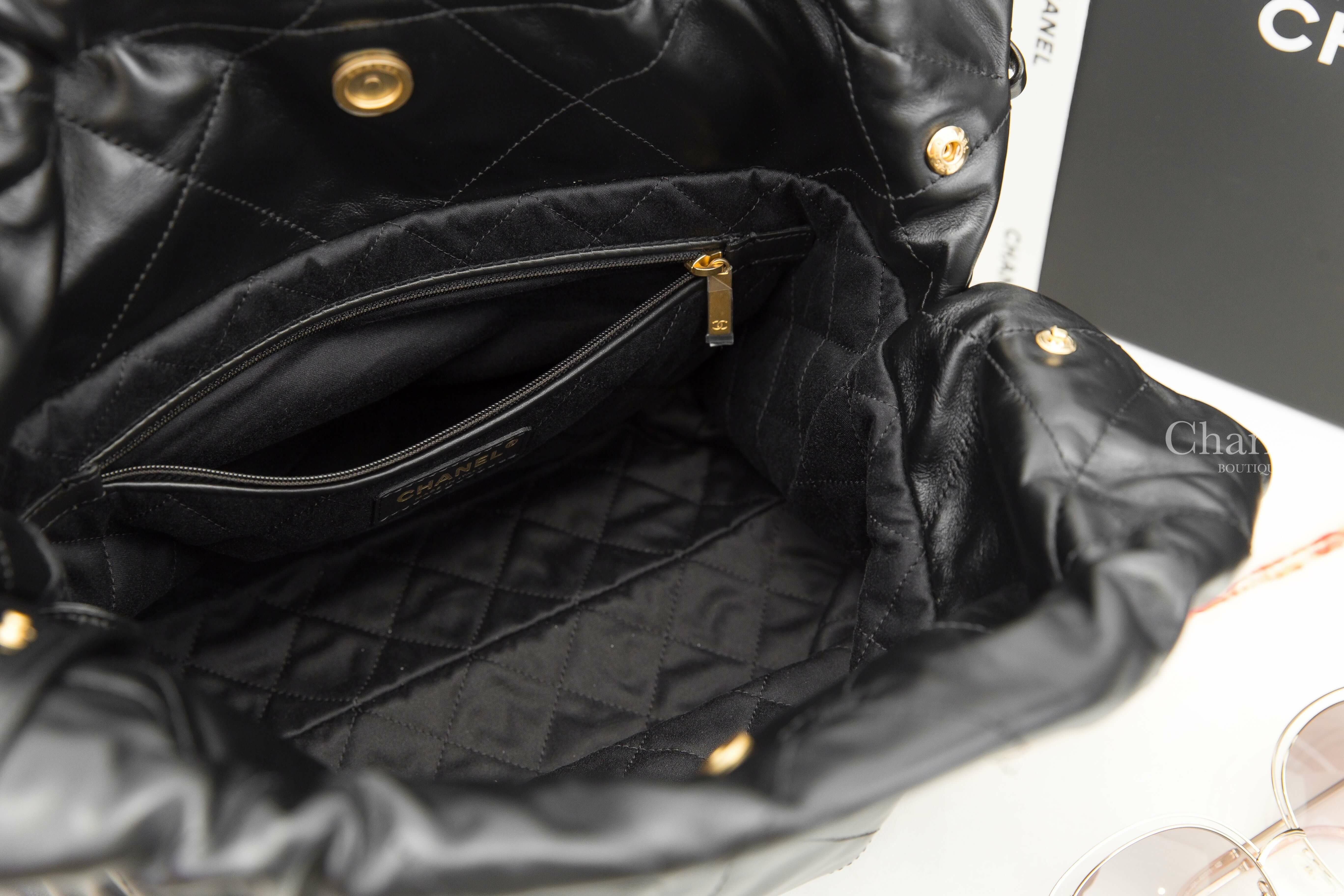 Chanel Chanel 22 Small Handbag 黑色金字徽章鍊帶小型小牛皮大菱格紋肩背包-Charline Boutique 精品代購
