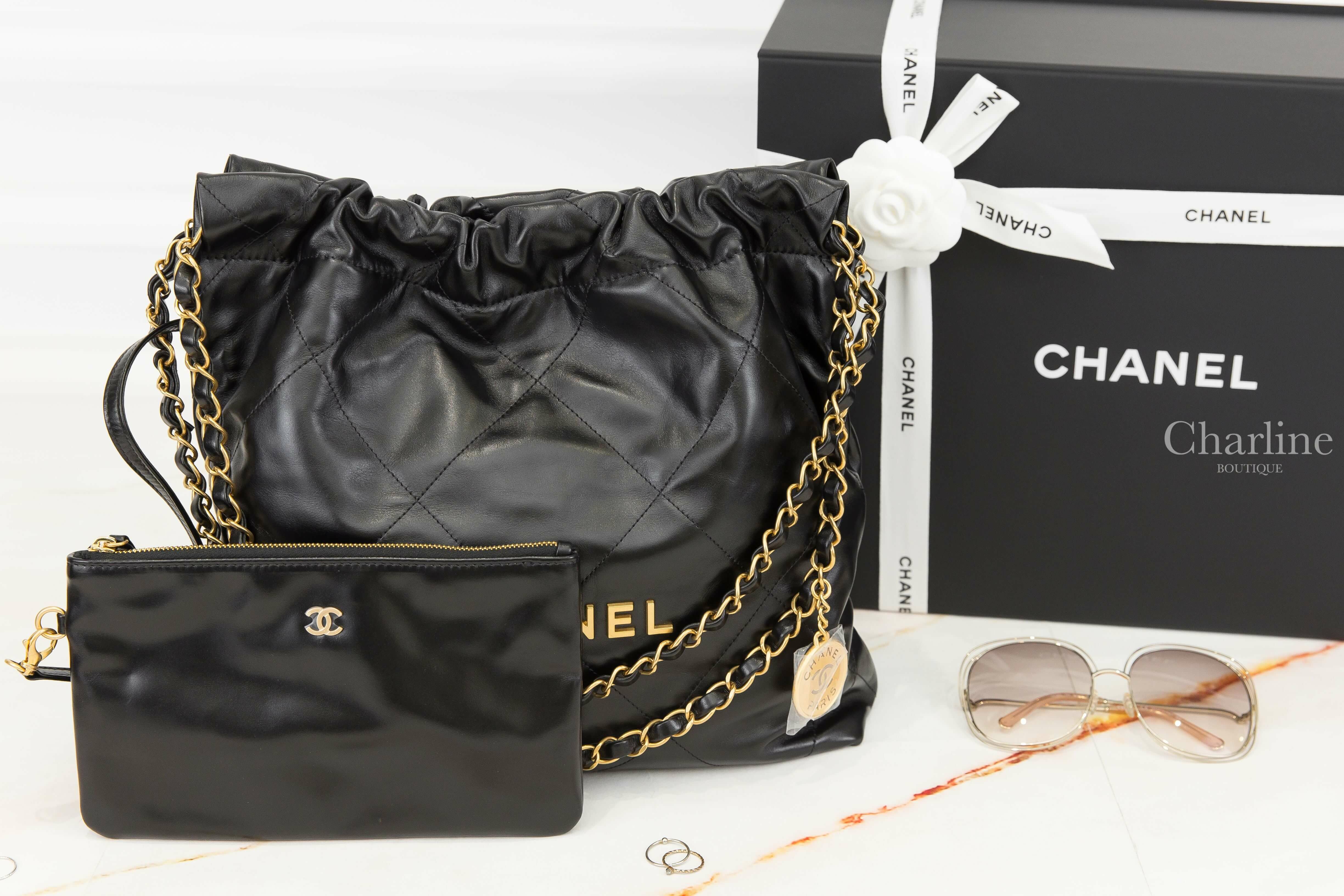 Chanel Chanel 22 Small Handbag 黑色金字徽章鍊帶小型小牛皮大菱格紋肩背包-Charline Boutique 精品代購
