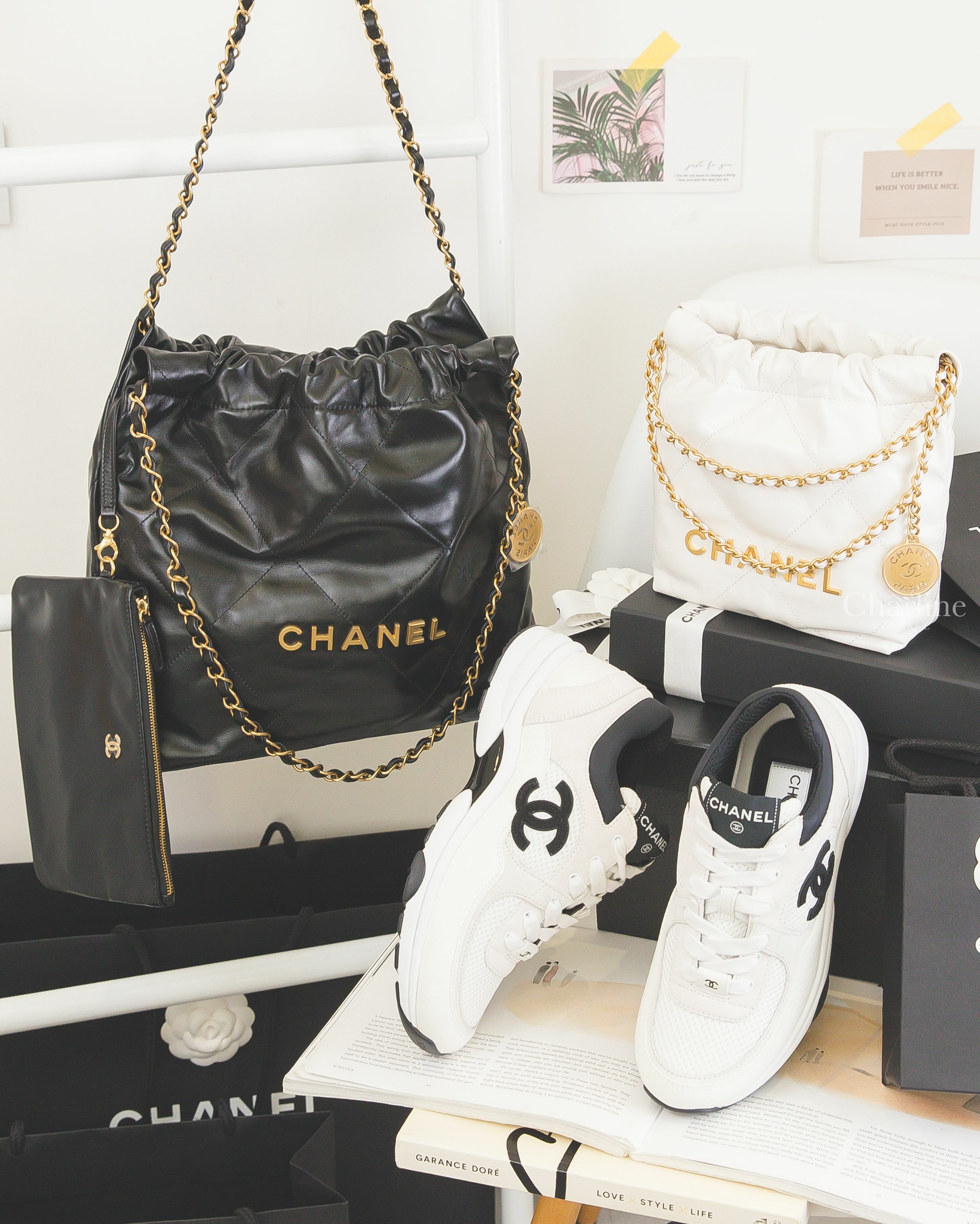 Chanel 22 黑色金字徽章鍊帶小型小牛皮大菱格紋肩背包,Chanel 22 白色金字徽章鍊帶迷你小牛皮大菱格紋手提肩背包,Chanel Trainers 白色網狀布面拼白麂皮黑CC小牛皮運動鞋-Charline Boutique 精品代購