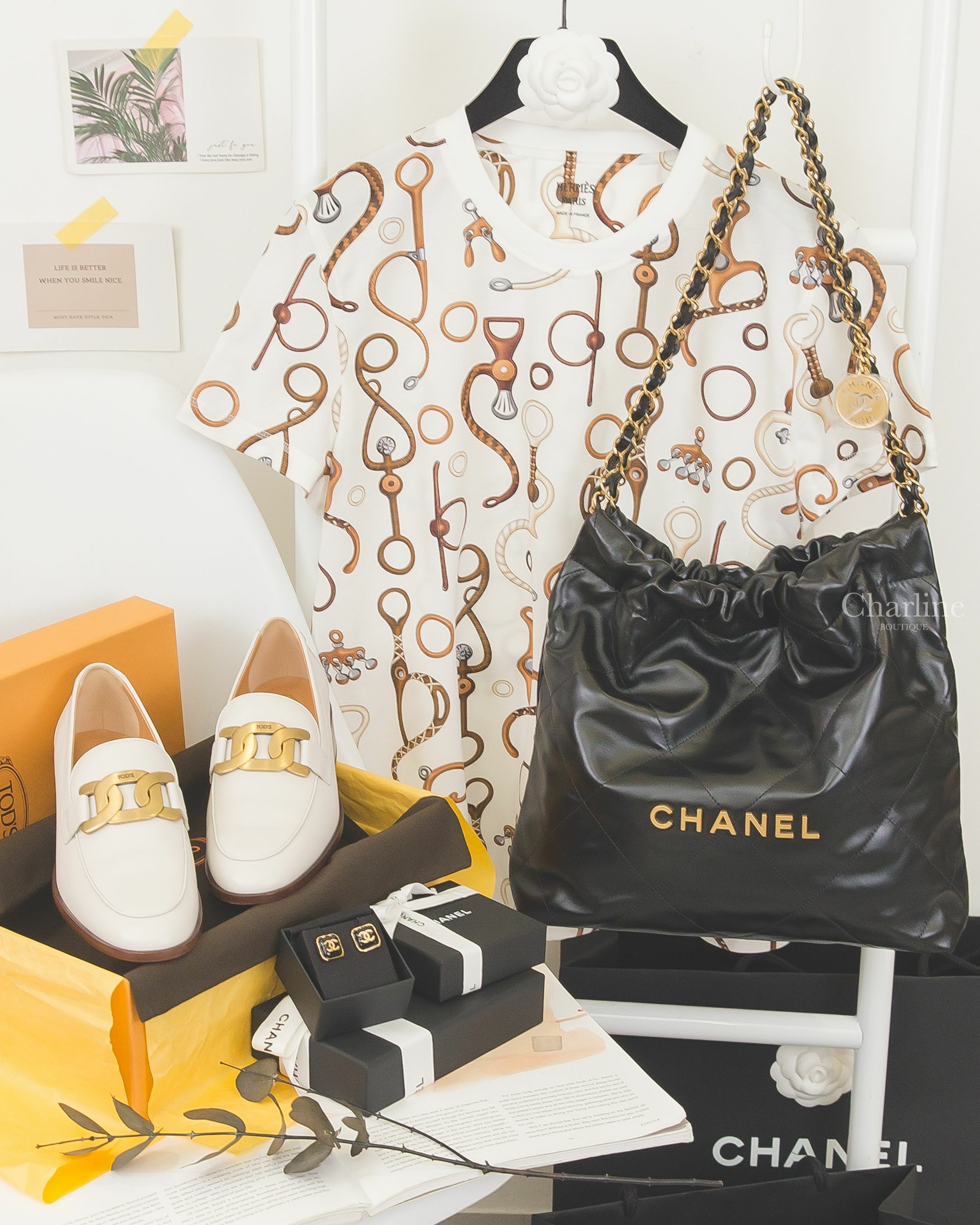 Chanel 22 黑色金字徽章鍊帶小型小牛皮大菱格紋肩背包,Chanel Earrings 黑底金CC金色邊框方形耳環,Tod's Loafers In Leather 白色皮革金色鍊條木紋粗跟樂福鞋-Charline Boutique 精品代購