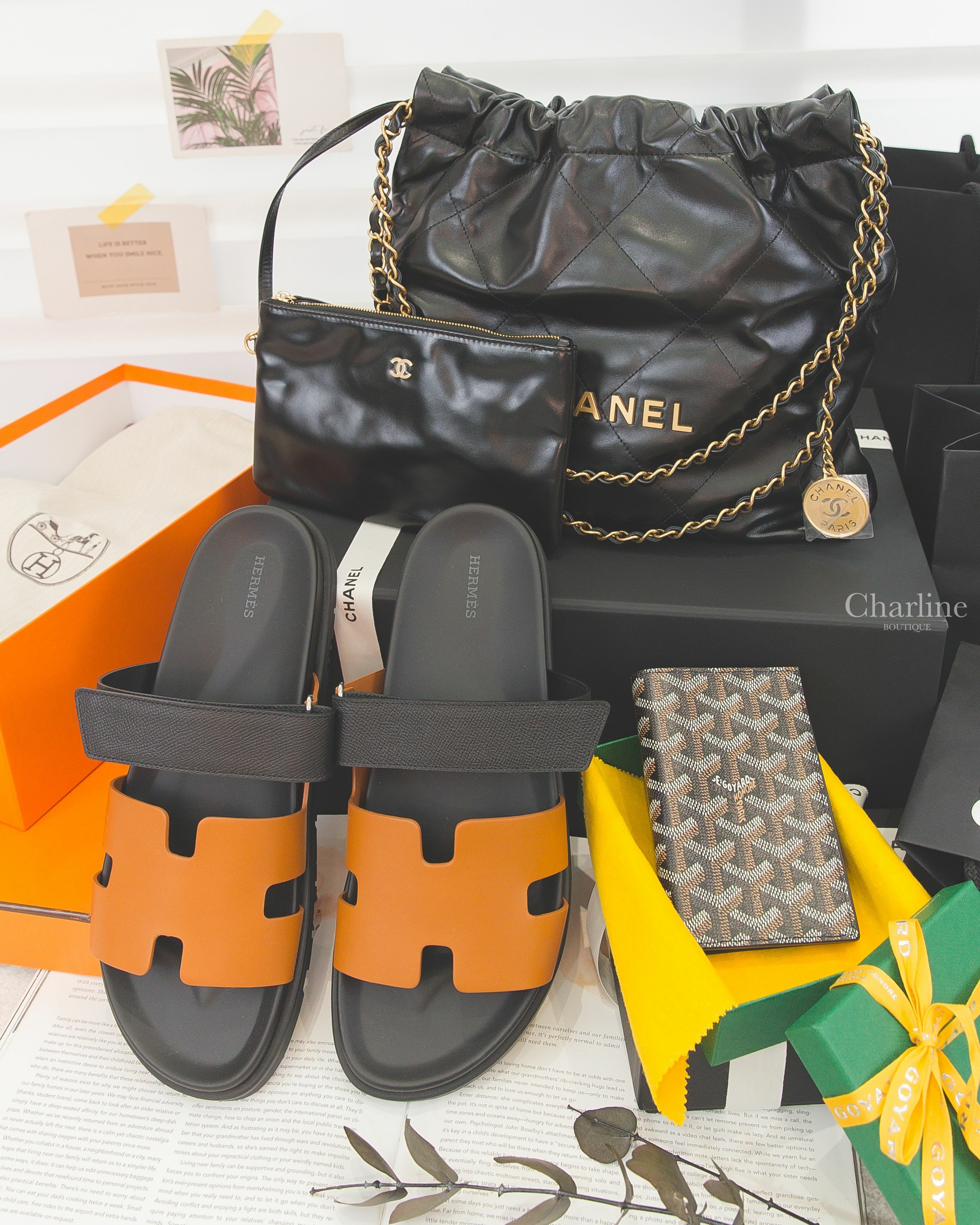 Goyard 黑色小牛皮拼黃色夾層內裡護照夾,Chanel 22 黑色金字徽章鍊帶小型小牛皮大菱格紋肩背包,Hermès Chypre Sandal 自然駝色拼黑色小牛皮黑底魔鬼氈橡膠平底拖鞋-Charline Boutique 精品代購