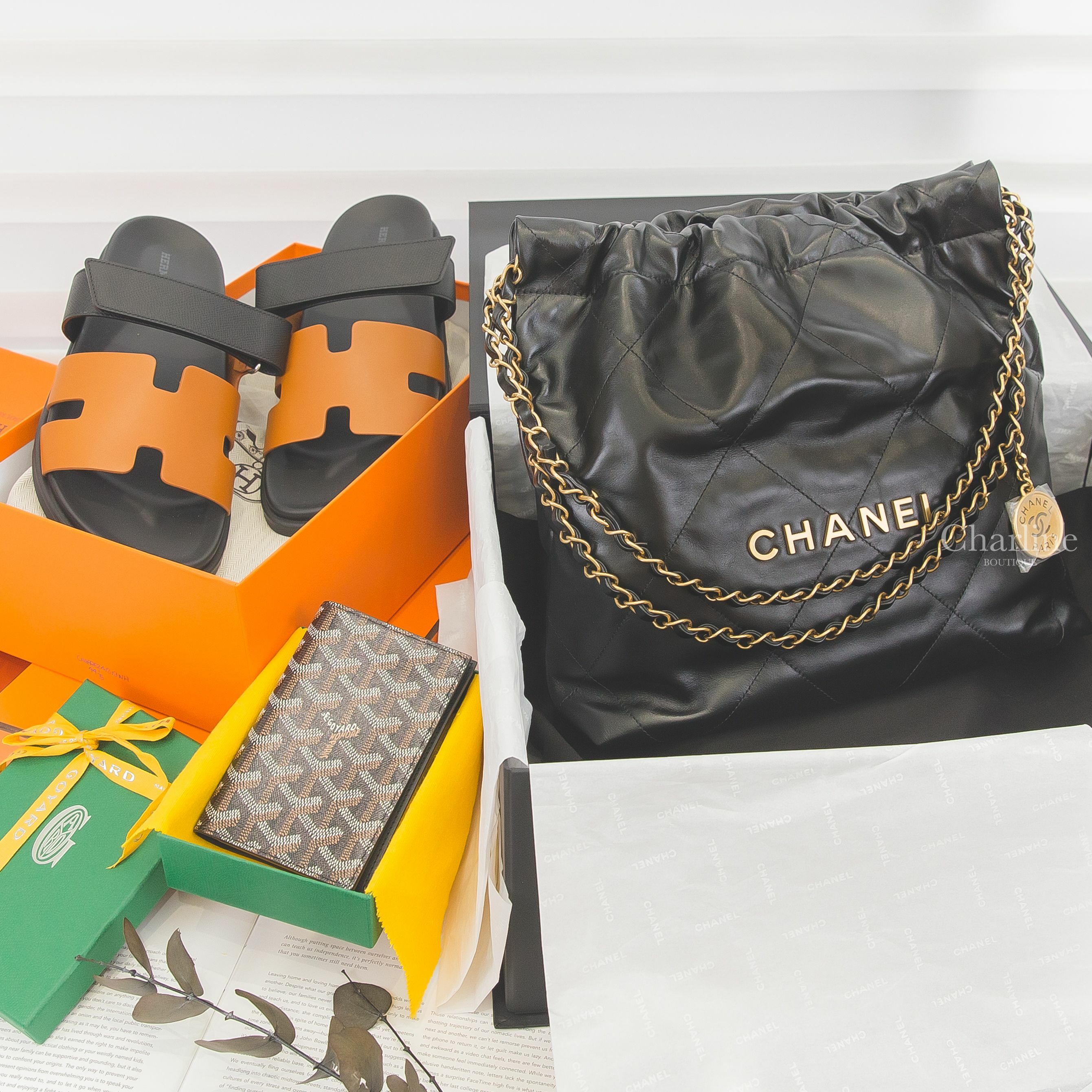Goyard 黑色小牛皮拼黃色夾層內裡護照夾,Chanel 22 黑色金字徽章鍊帶小型小牛皮大菱格紋肩背包,Hermès Chypre Sandal 自然駝色拼黑色小牛皮黑底魔鬼氈橡膠平底拖鞋-Charline Boutique 精品代購