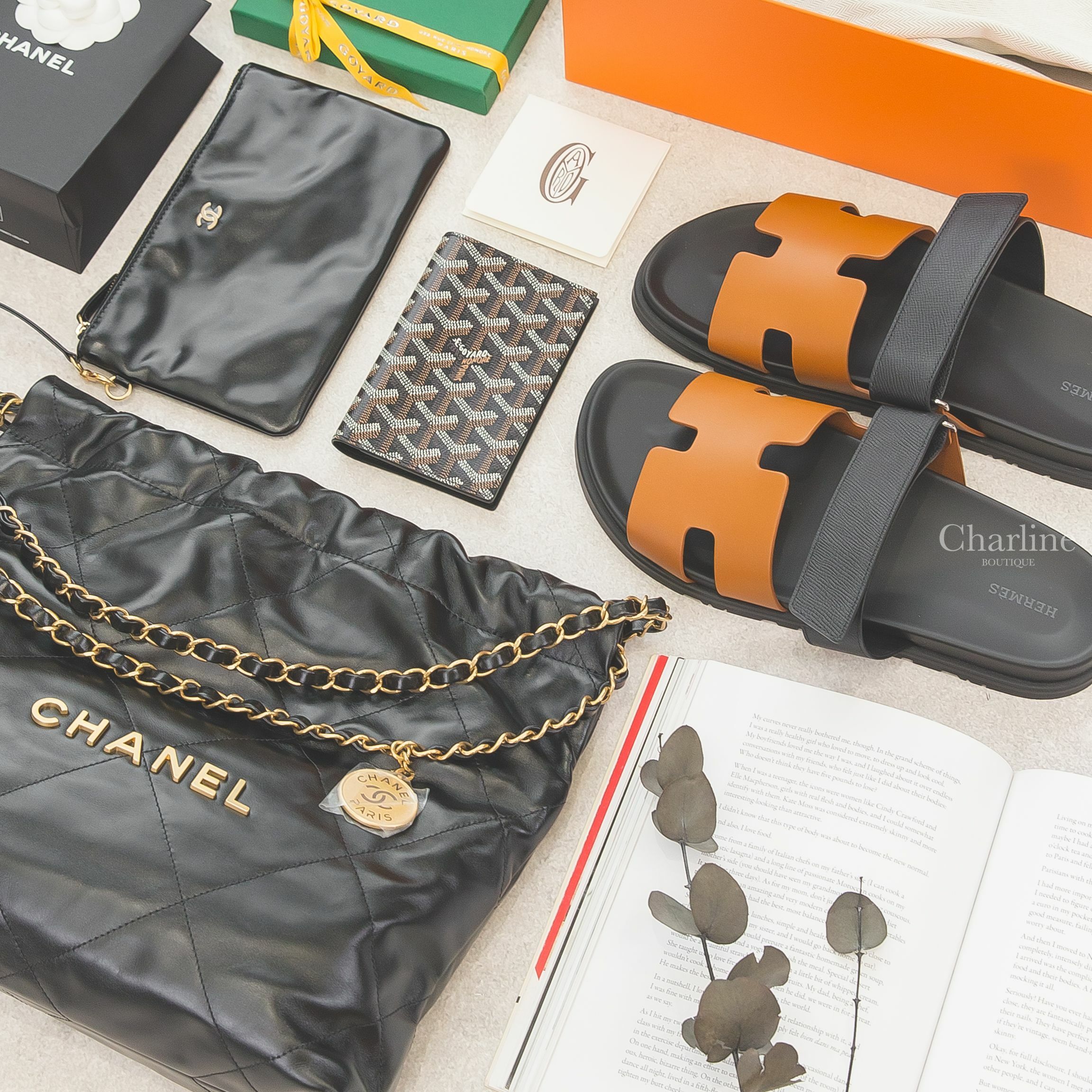 Goyard 黑色小牛皮拼黃色夾層內裡護照夾,Chanel 22 黑色金字徽章鍊帶小型小牛皮大菱格紋肩背包,Hermès Chypre Sandal 自然駝色拼黑色小牛皮黑底魔鬼氈橡膠平底拖鞋-Charline Boutique 精品代購