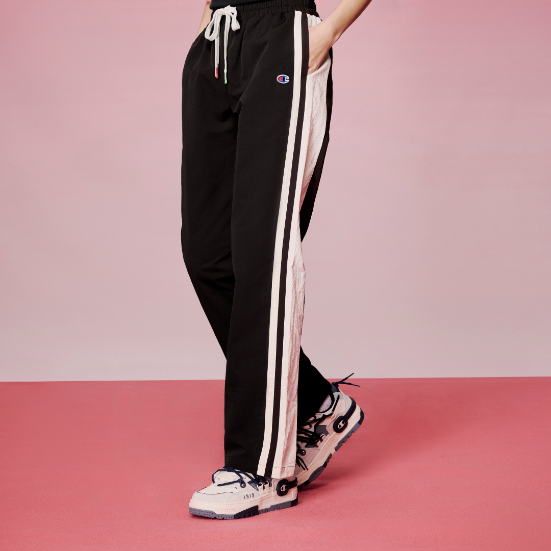 女款-Champion For Her 田徑運動風  寬版 直筒長褲-黑色（P019HS24-BK）