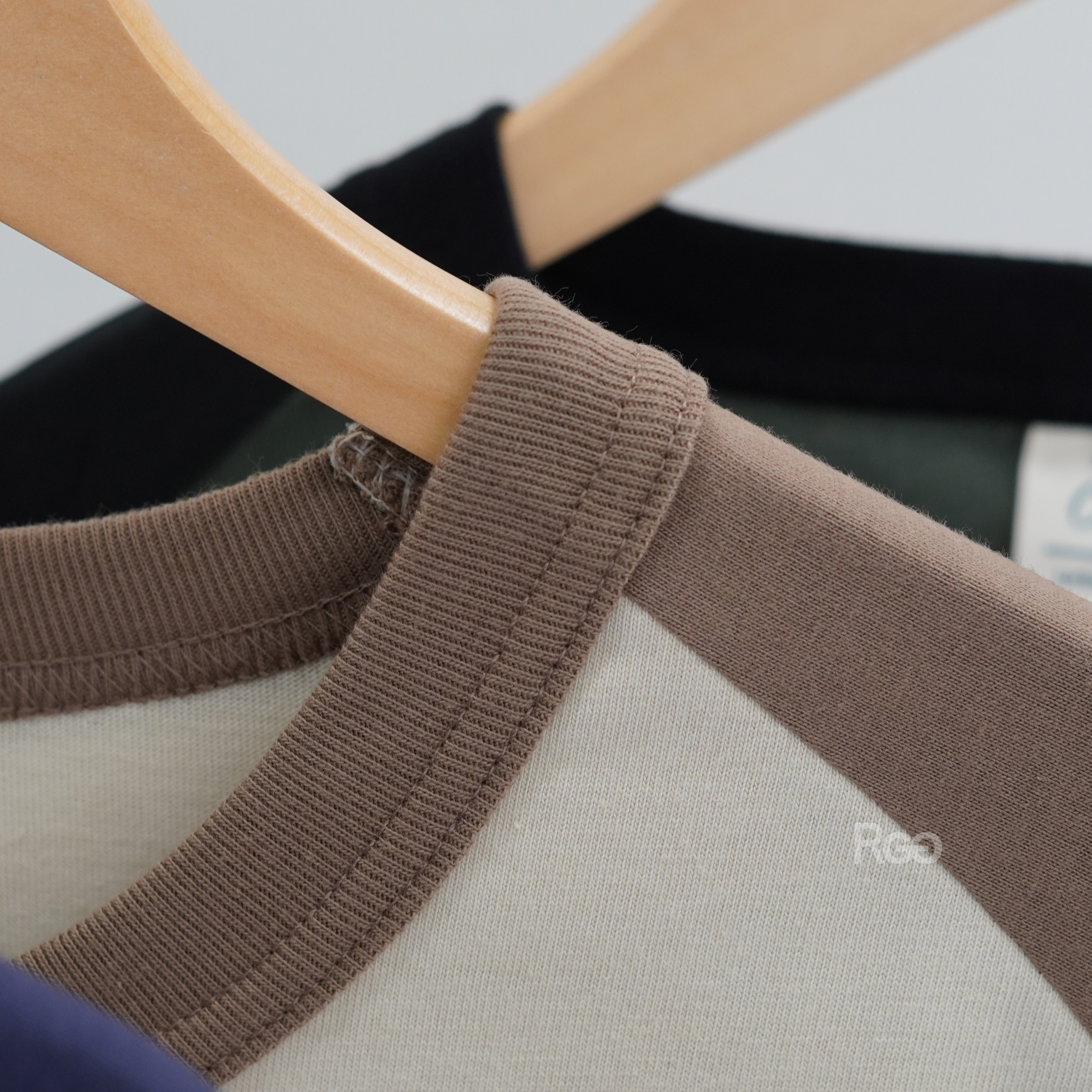 #24105 台灣製 16支純棉 7.3 OZ 重磅撞色短T領口細節照