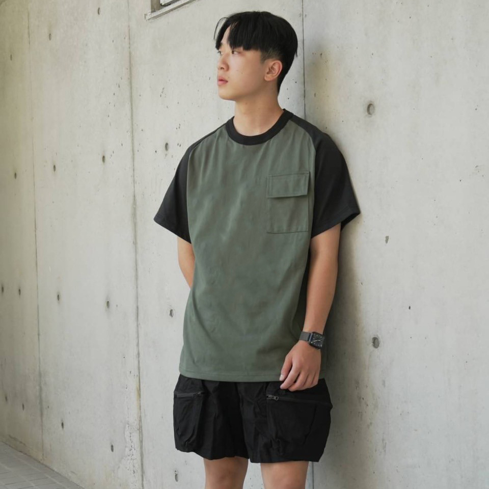 男模穿著#24105 台灣製 16支純棉 7.3 OZ 重磅撞色短T綠色正面照