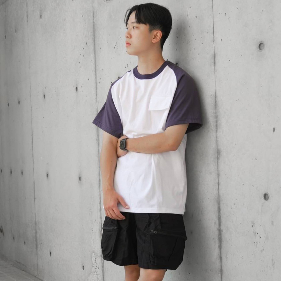 男模穿著#24105 台灣製 16支純棉 7.3 OZ 重磅撞色短T白色半身照
