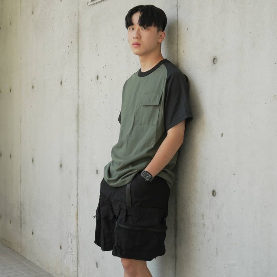 男模穿著#24105 台灣製 16支純棉 7.3 OZ 重磅撞色短T綠色半身照