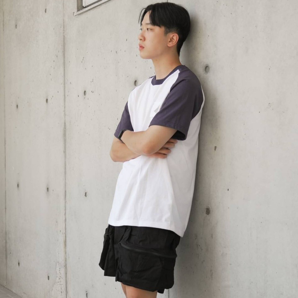 男模穿著#24105 台灣製 16支純棉 7.3 OZ 重磅撞色短T白色側面照