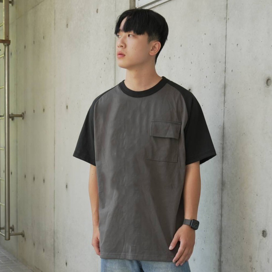 男模穿著#24105 台灣製 16支純棉 7.3 OZ 重磅撞色短T鐵灰半身照