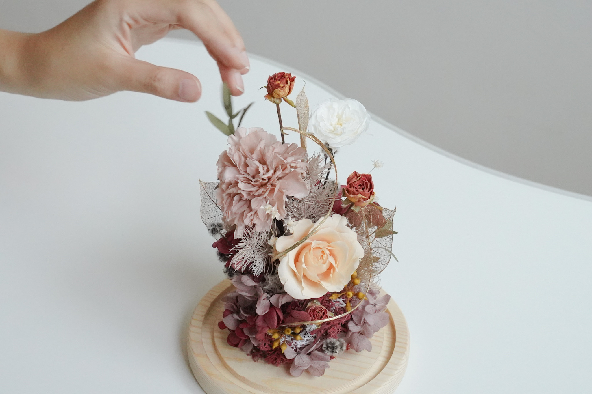 康乃馨玻璃罩-秋日橘色 橘色是最溫暖的顏色，因為有妳而感到幸福美滿、希望妳永遠美麗