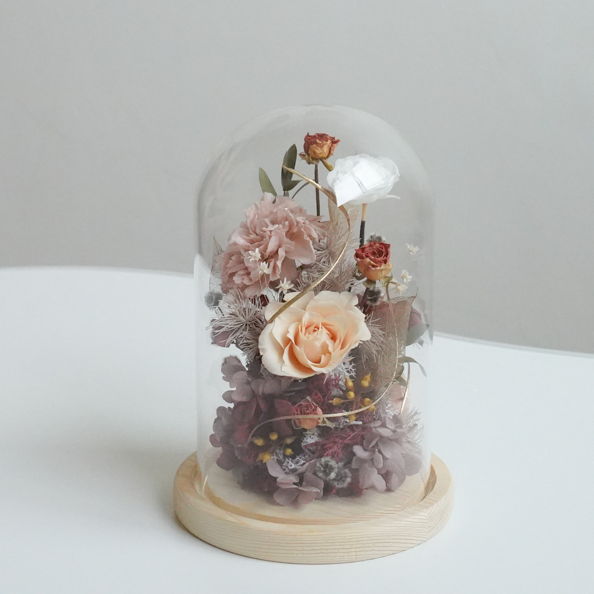 康乃馨玻璃罩-秋日橘色 橘色是最溫暖的顏色，因為有妳而感到幸福美滿、希望妳永遠美麗