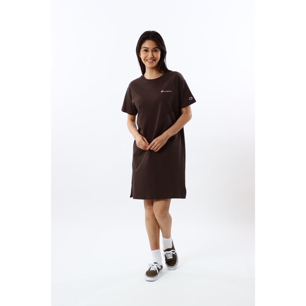 女款 BASIC 刺繡LOGO 開岔 寬版洋裝(可可)