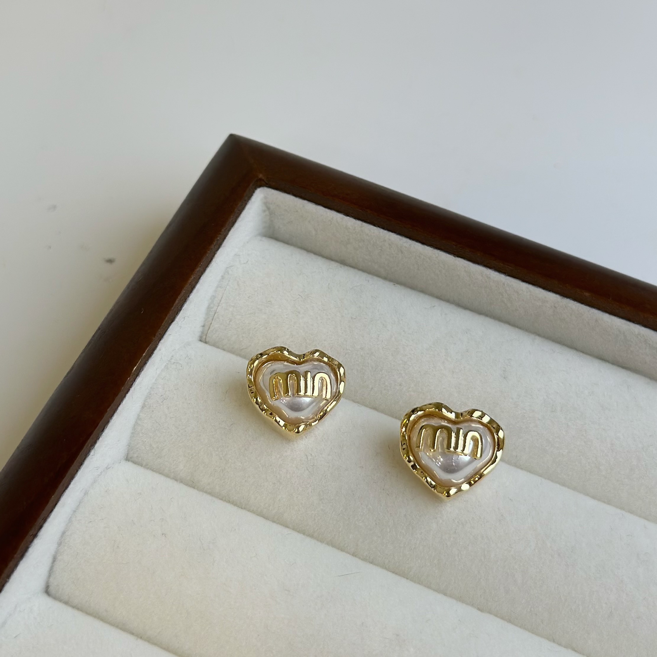 T66字母愛心珍珠耳貼