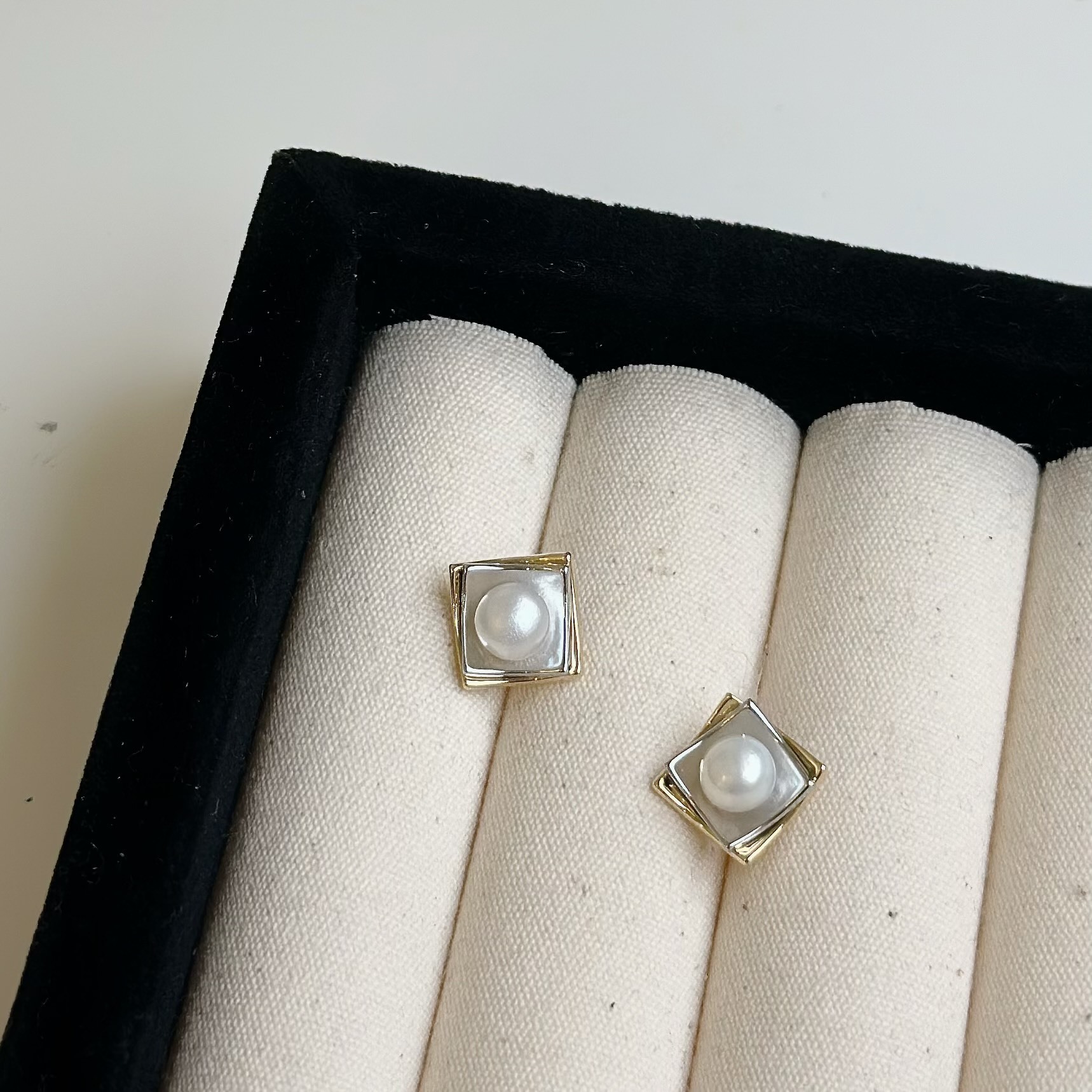 得到．金銀交疊方塊珍珠耳貼