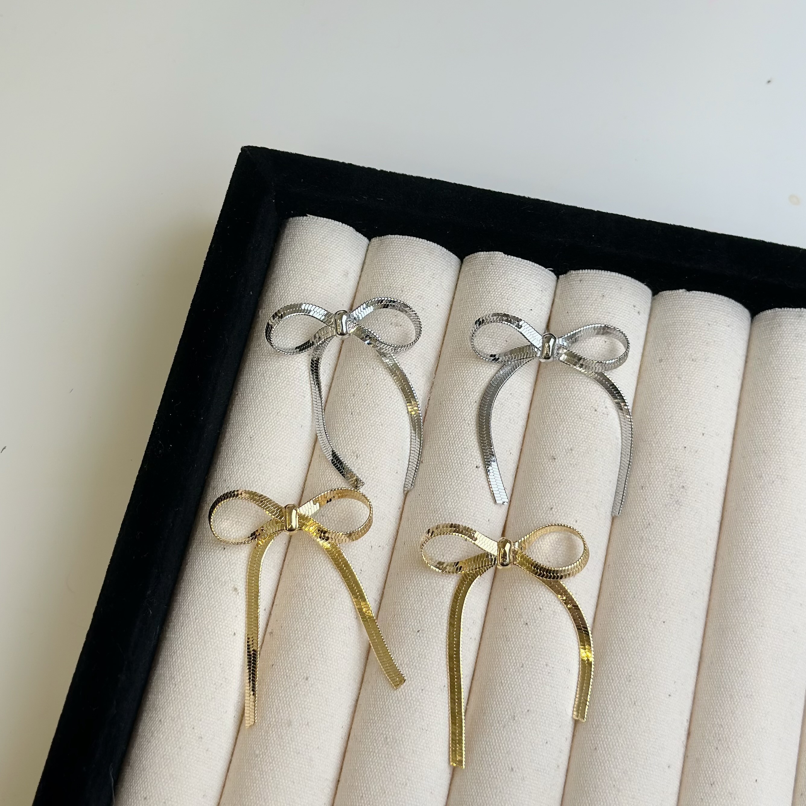 T33知性．蛇骨線條蝴蝶結垂吊