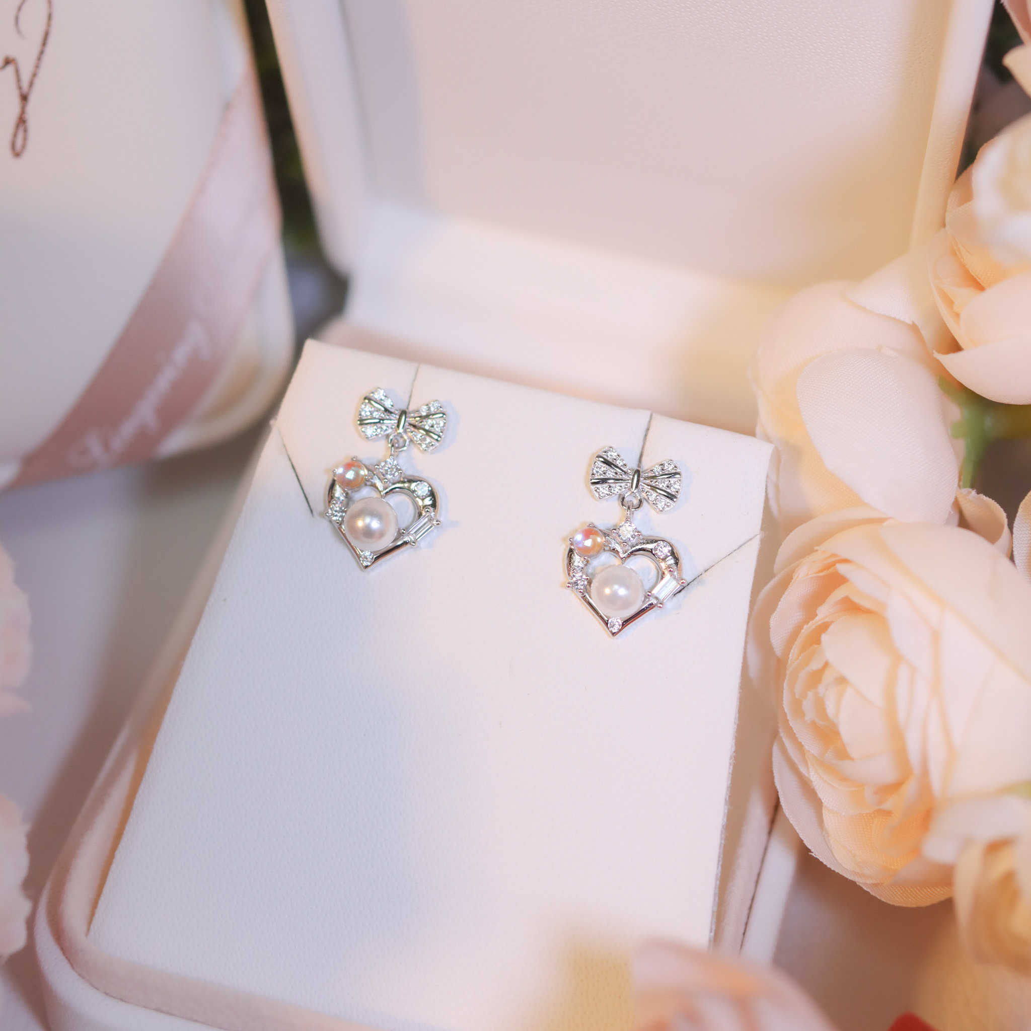 | 9259 Silver・White Gold・Pearl・Glass Stone | Bow Of Pure Heart Earrings | EA0767 |
