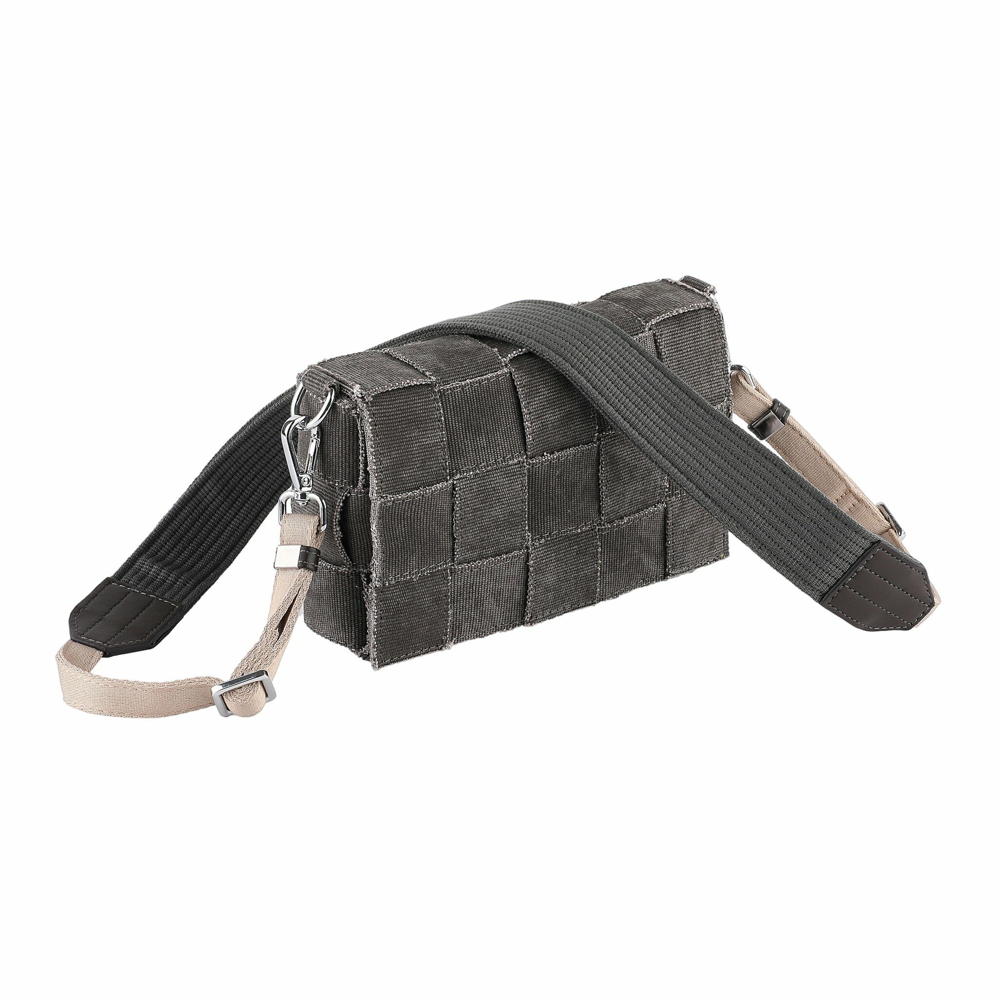 カセット　タイプ　Conjure　 Plait Bag 　5x3 Conjure(コンジュア) Plait Bag 5x3 ショルダーバッグ カーキ