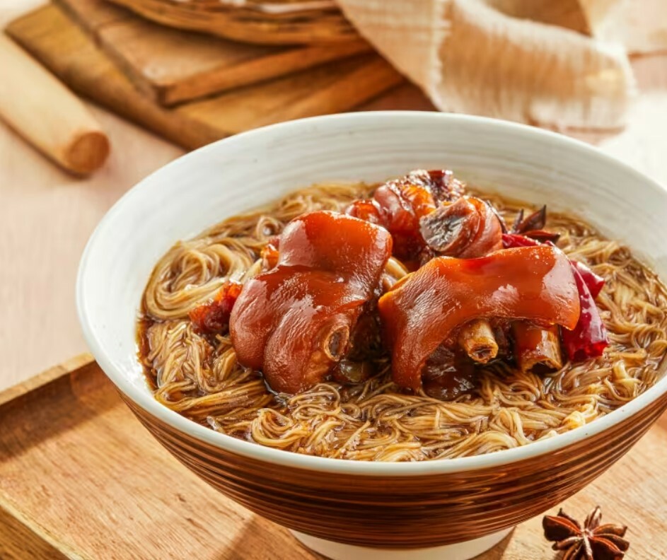 在閏月送豬腳麵線給父母被視為孝心的表達，這也是經典台灣菜之一。