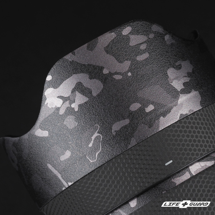 野戰迷彩黑貼膜質感特寫，LIFE+GUARD 設計風格