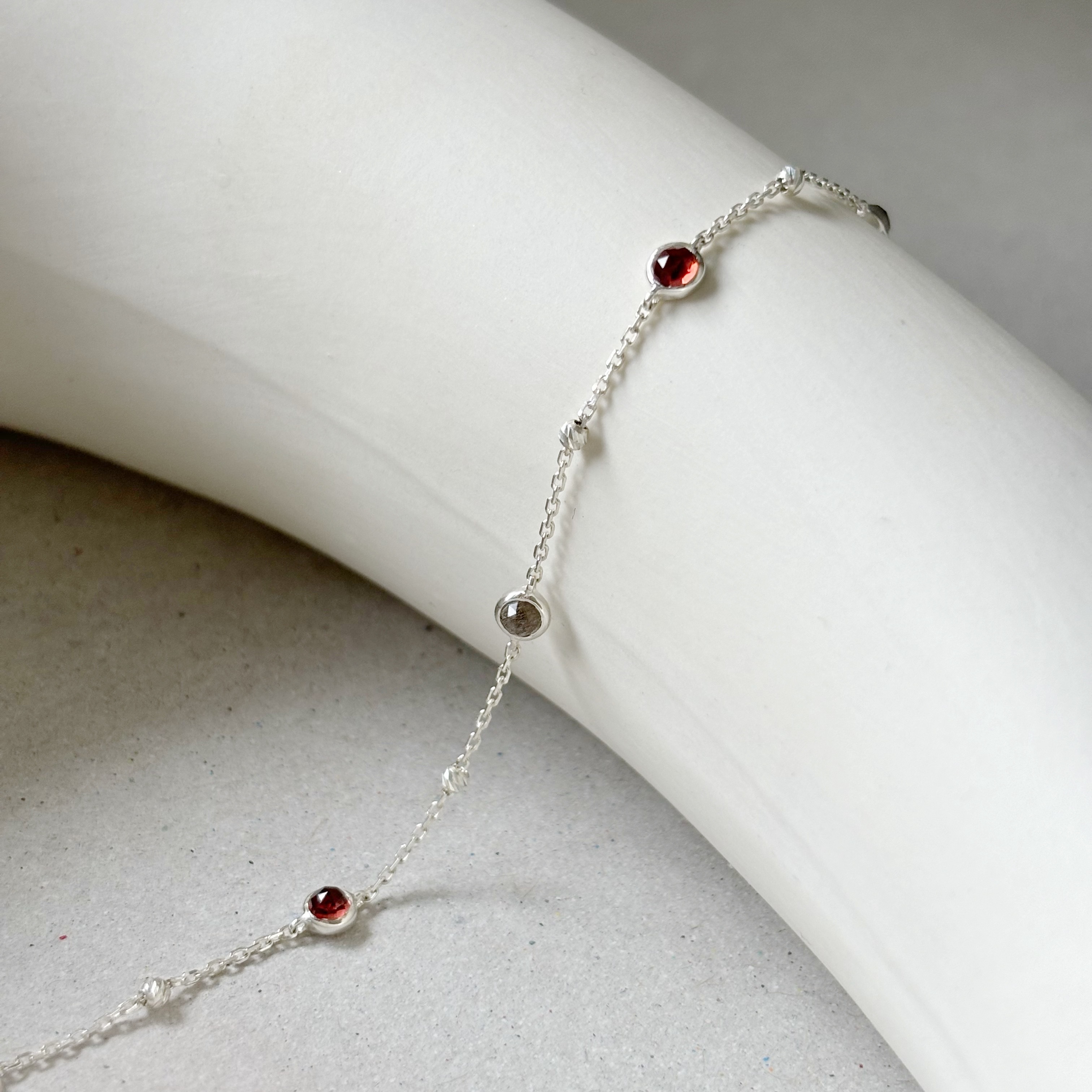 光面小圓棕月光石榴石cutting ball手鍊