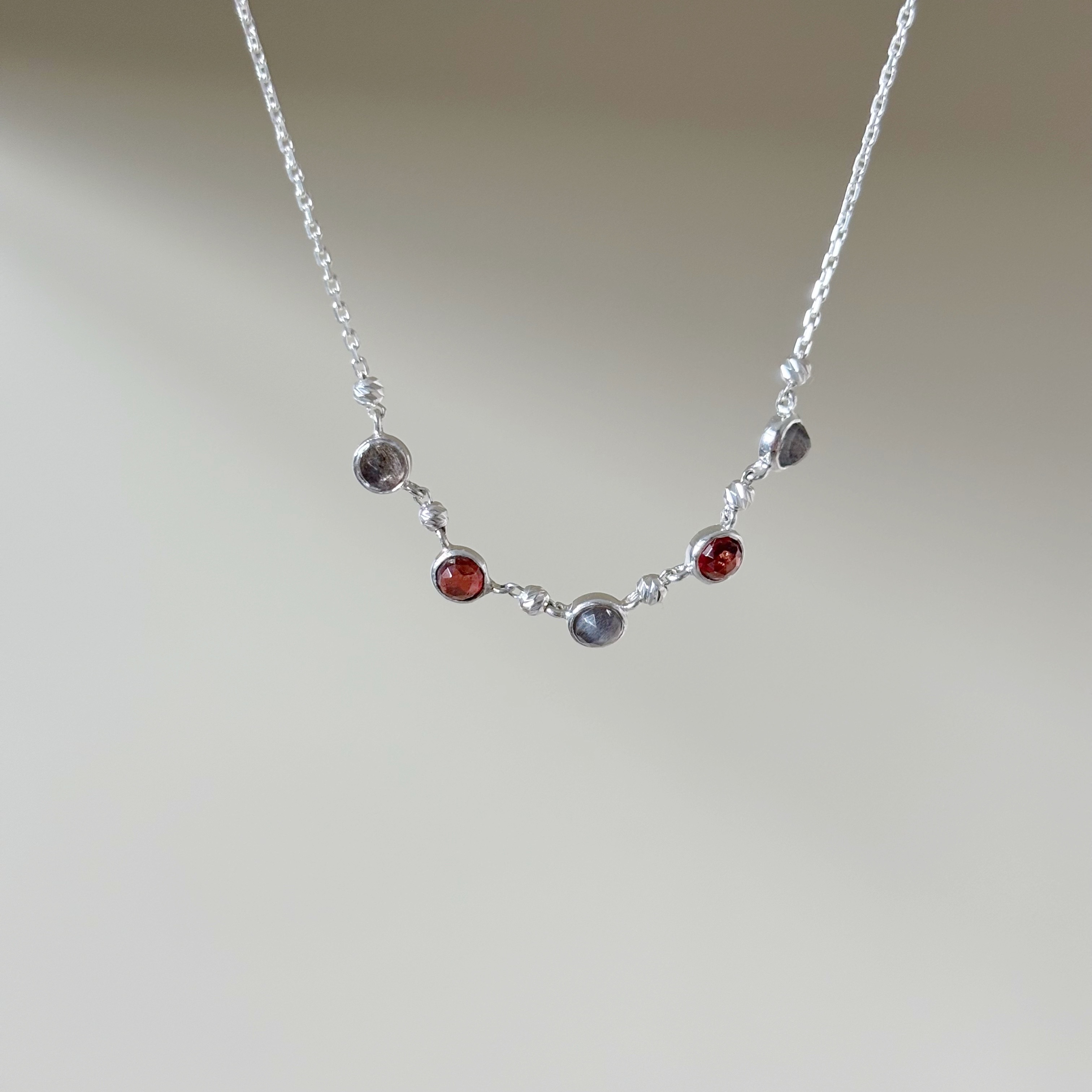 五顆小圓棕月光石榴石cutting ball項鍊