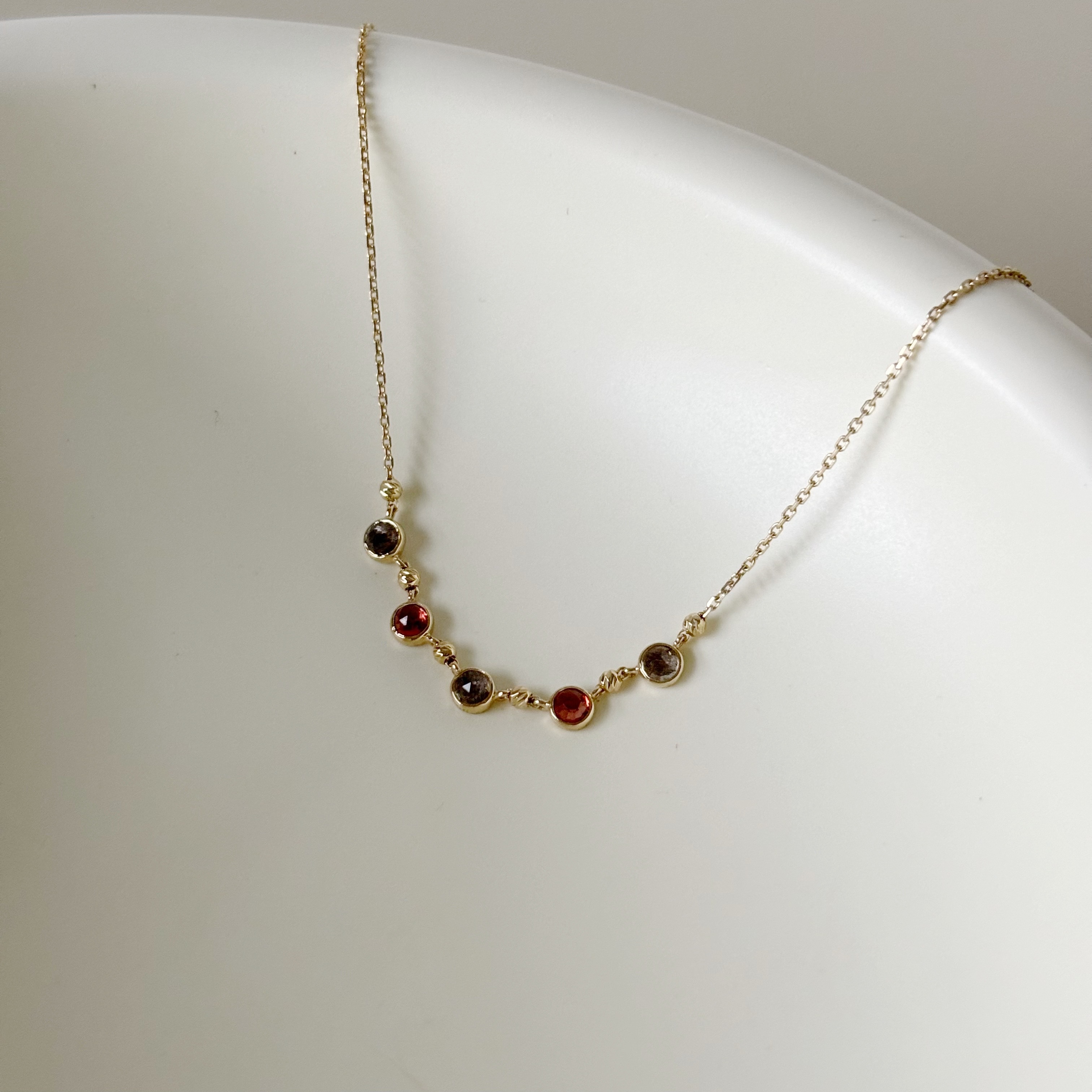 五顆小圓棕月光石榴石cutting ball項鍊