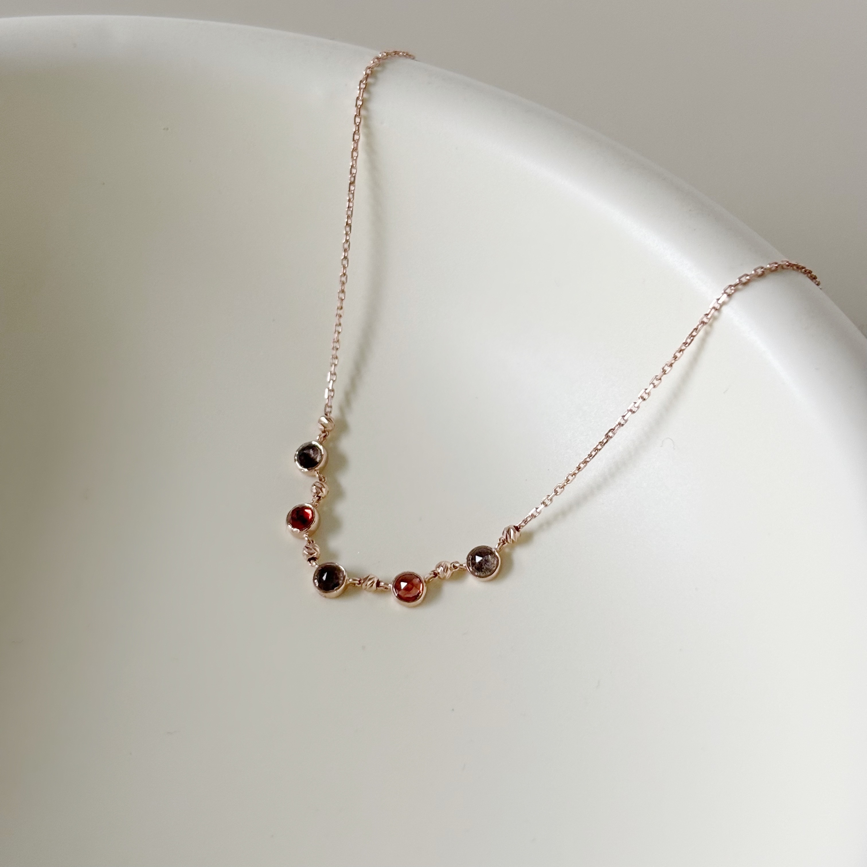 五顆小圓棕月光石榴石cutting ball項鍊