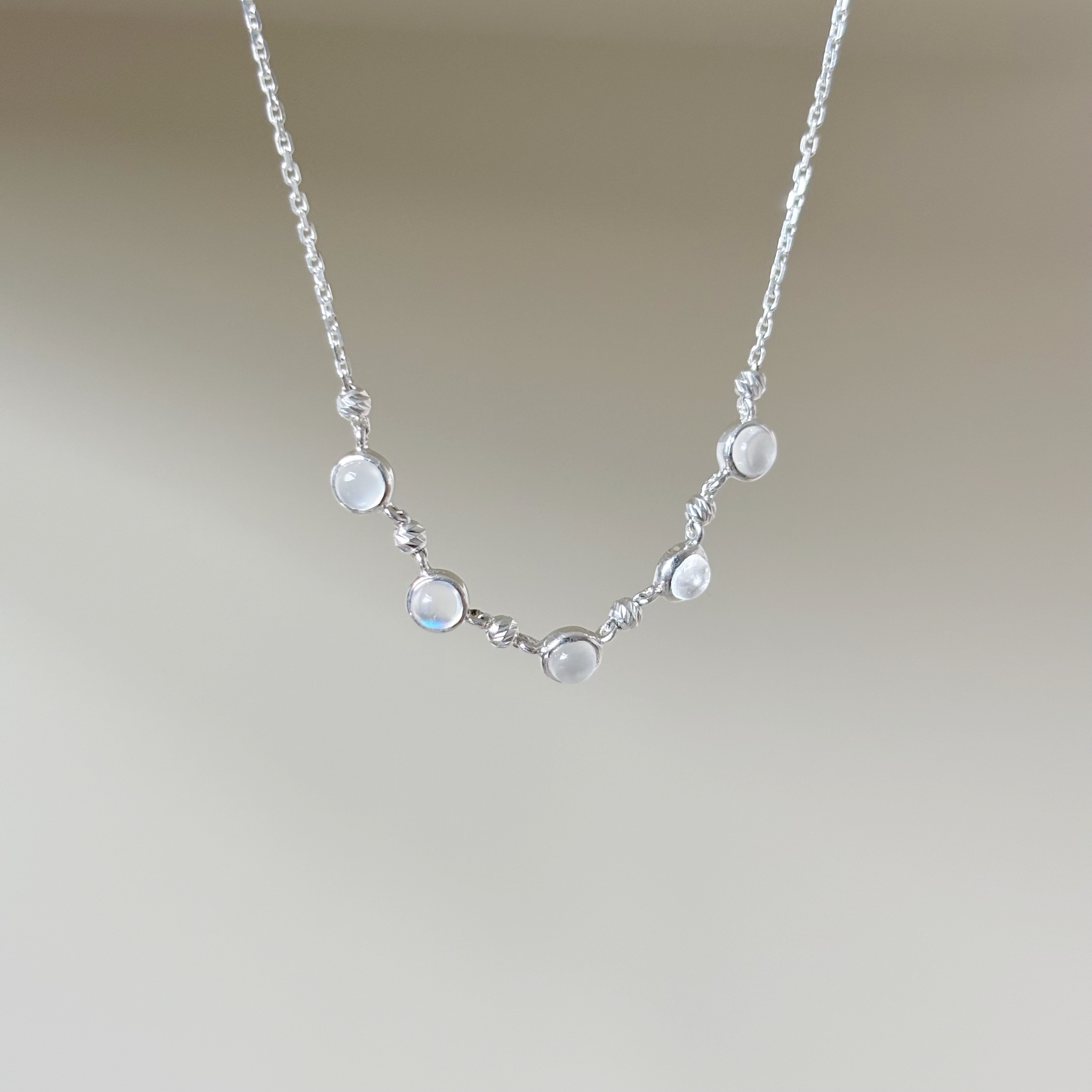 五顆小圓月光石cutting ball項鍊