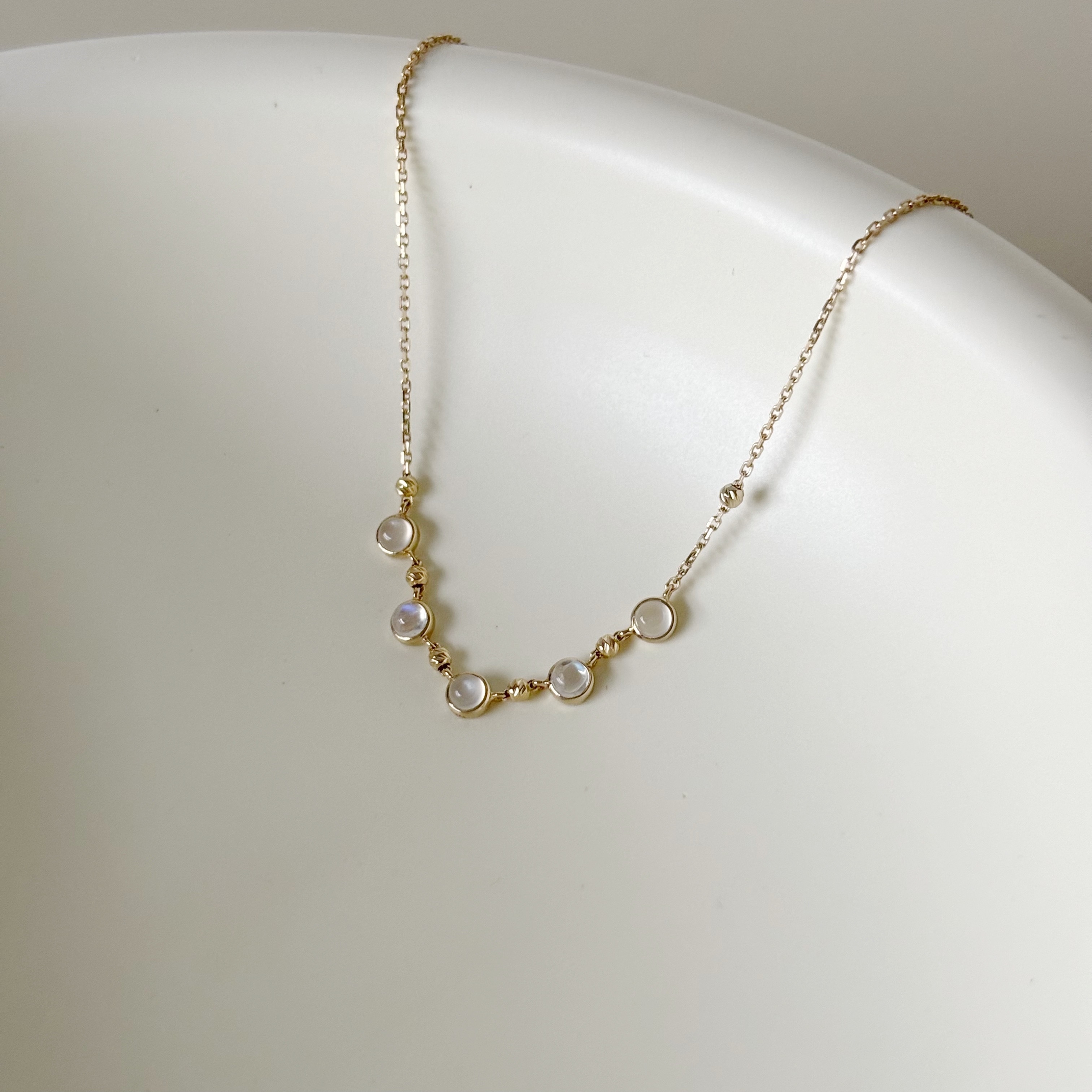 五顆小圓月光石cutting ball項鍊