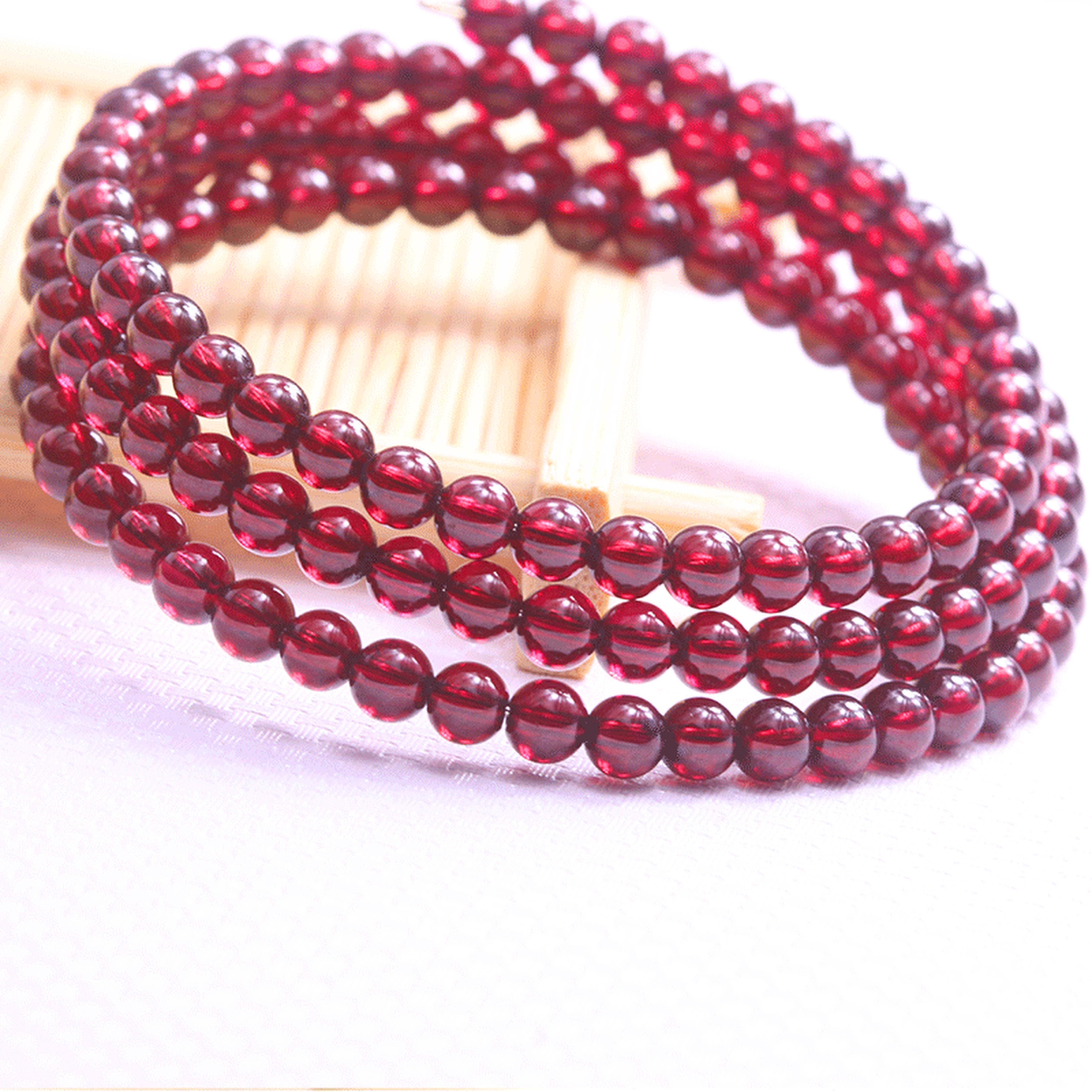 【藏寶】莫桑比克近淨體石榴石三圈水晶手鍊/水晶手串