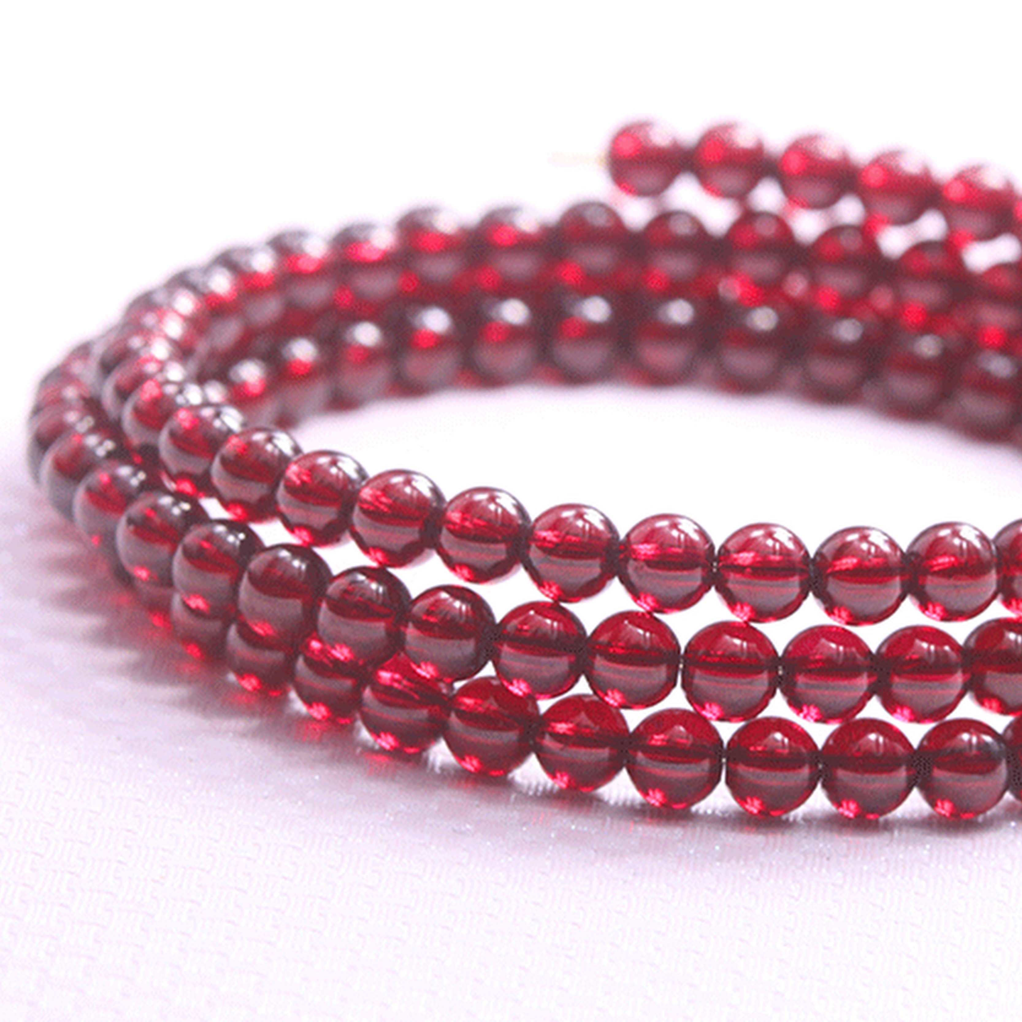 【藏寶】莫桑比克近淨體石榴石三圈水晶手鍊/水晶手串