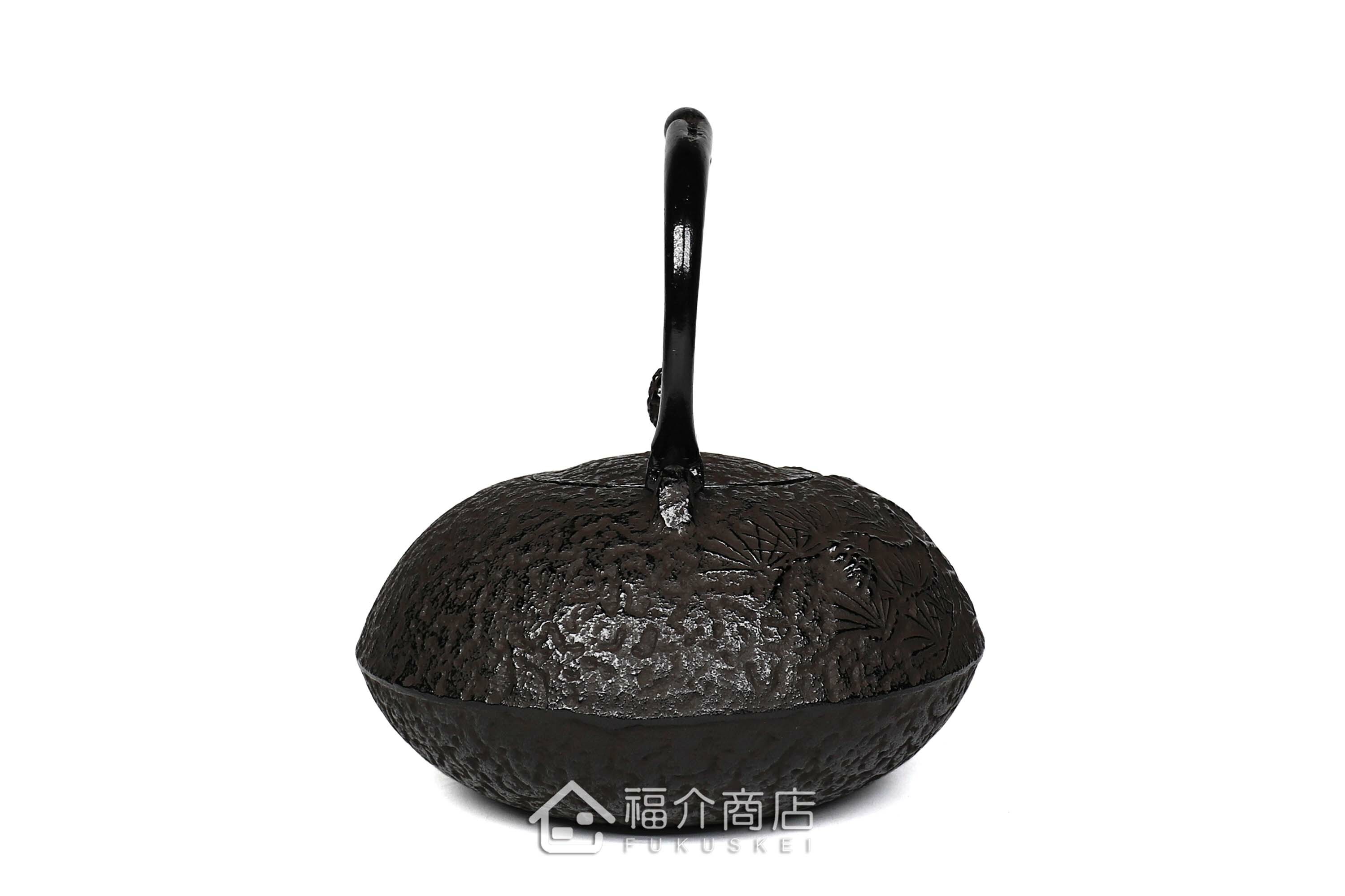 金秀堂所製作煮水泡茶用的日本鐵壺,壺身設計松紋