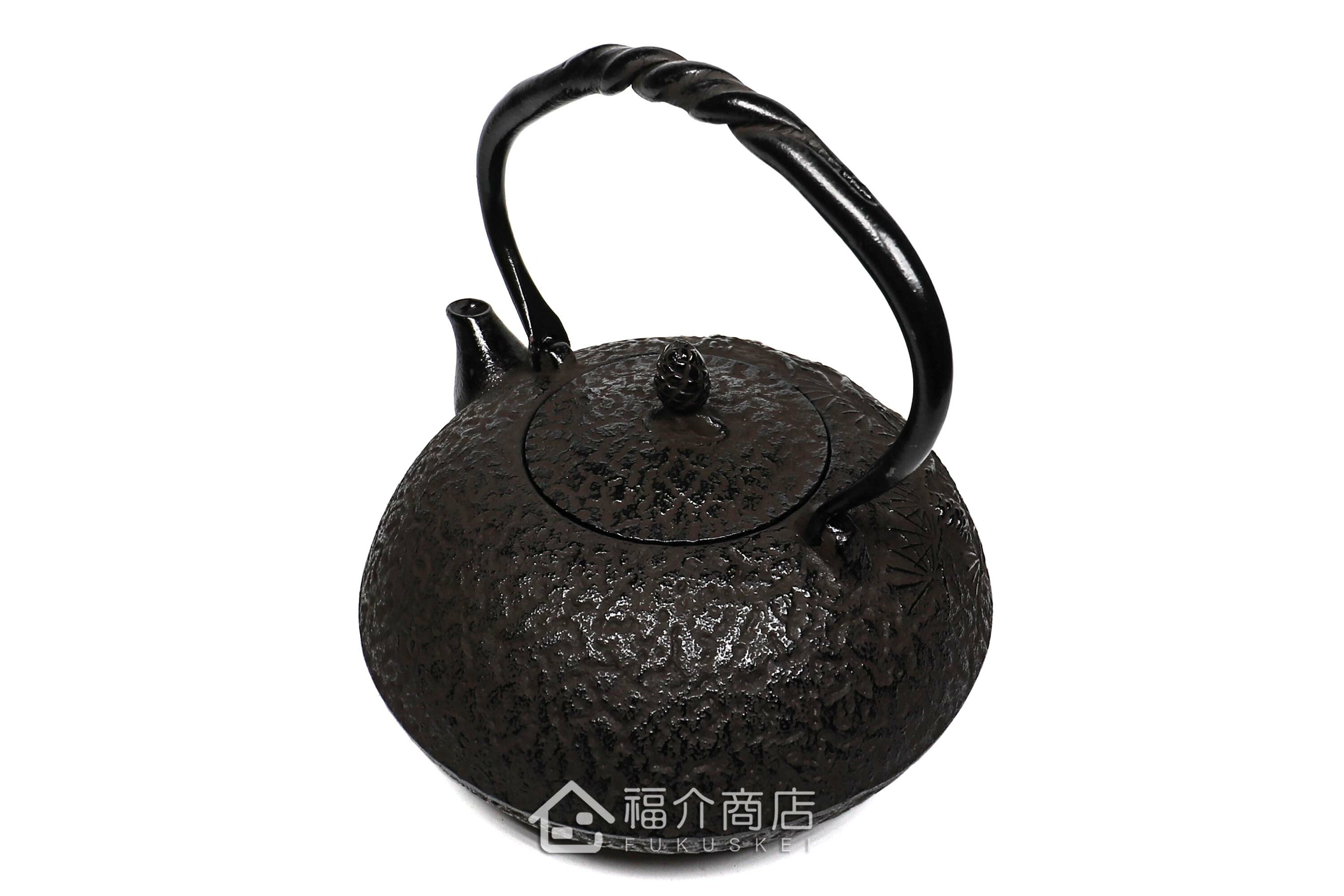 金秀堂所製作煮水泡茶用的日本鐵壺,壺身設計松紋