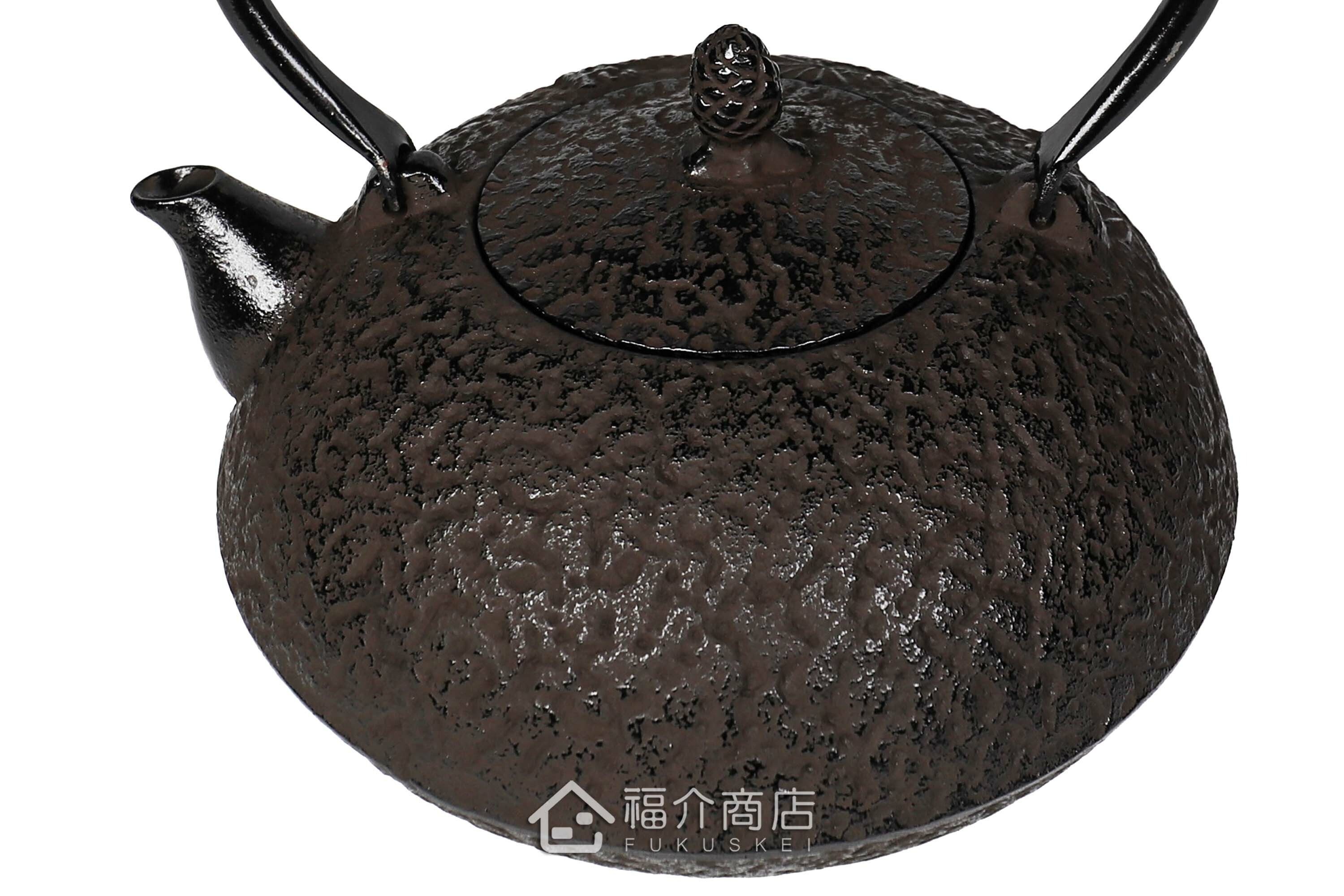 金秀堂所製作煮水泡茶用的日本鐵壺,壺身設計松紋