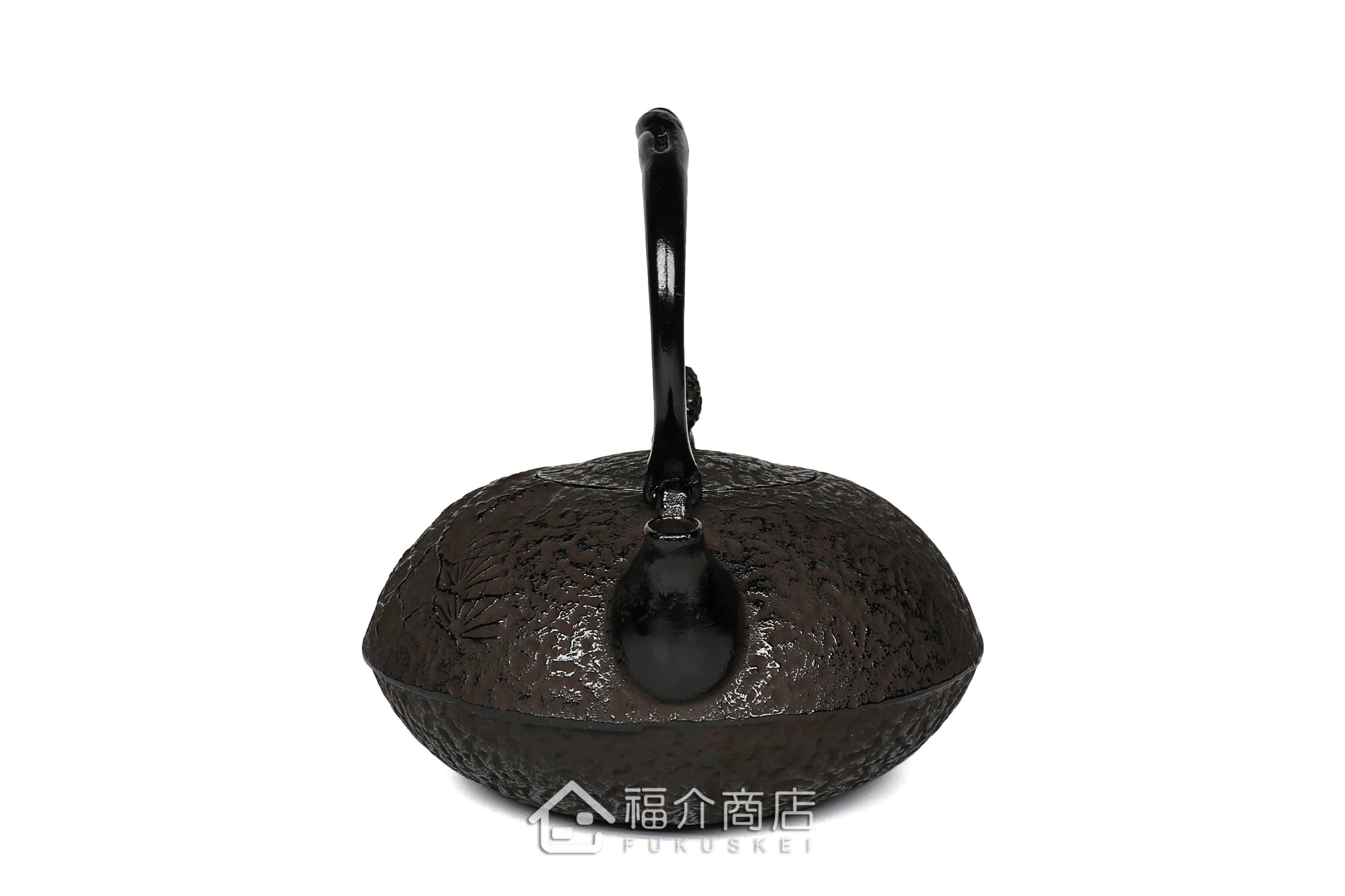 金秀堂所製作煮水泡茶用的日本鐵壺,壺身設計松紋