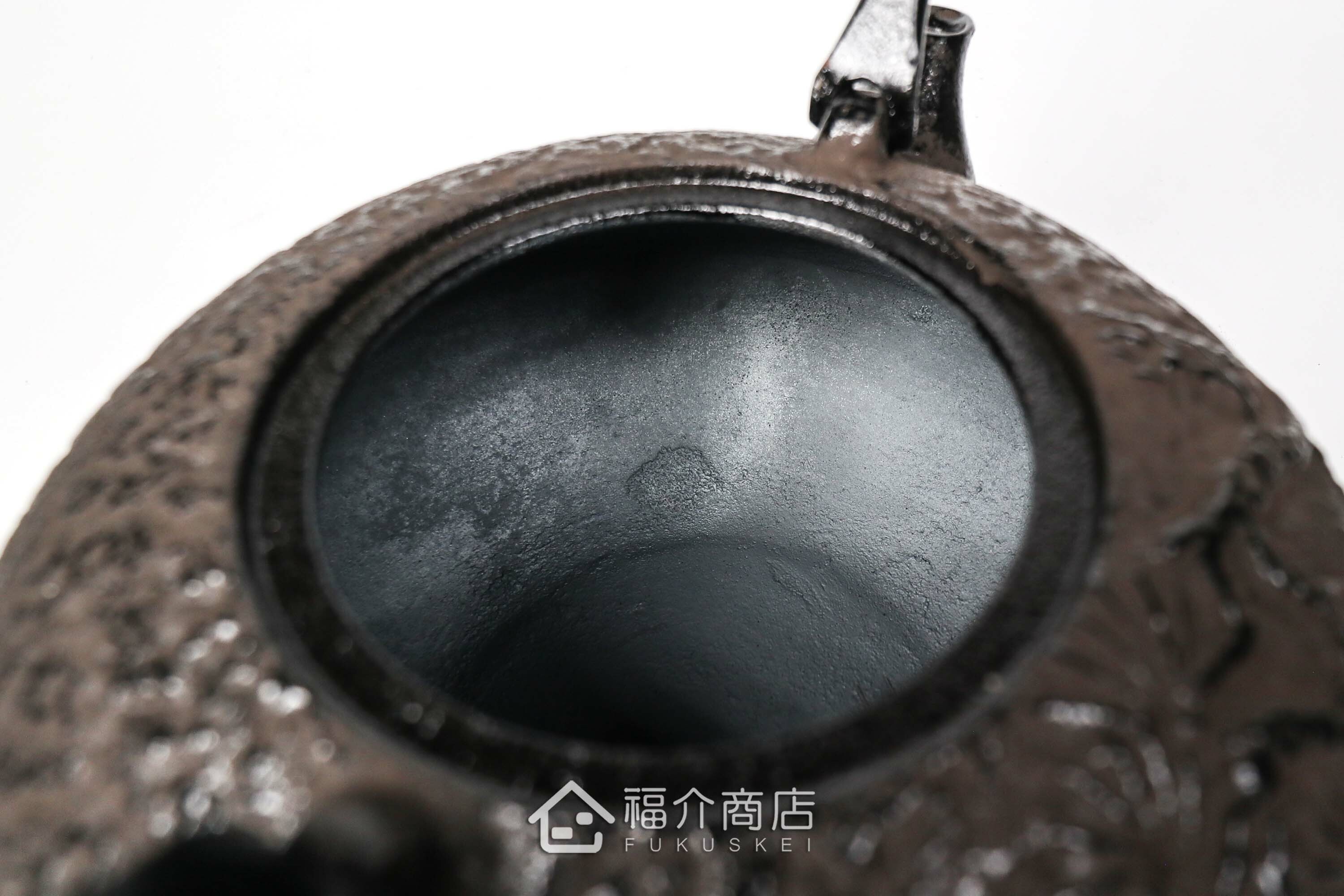 金秀堂所製作煮水泡茶用的日本鐵壺,壺身設計松紋