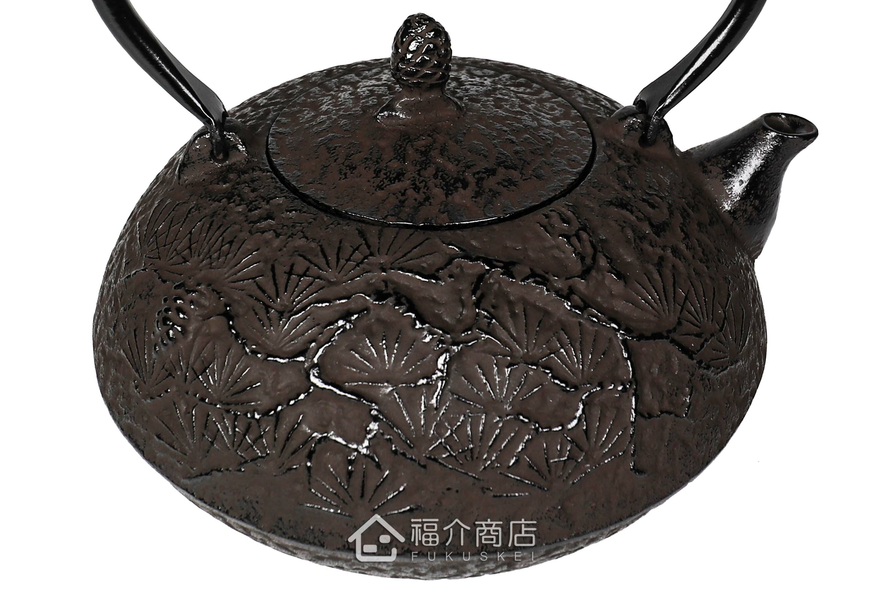 金秀堂所製作煮水泡茶用的日本鐵壺,壺身設計松紋