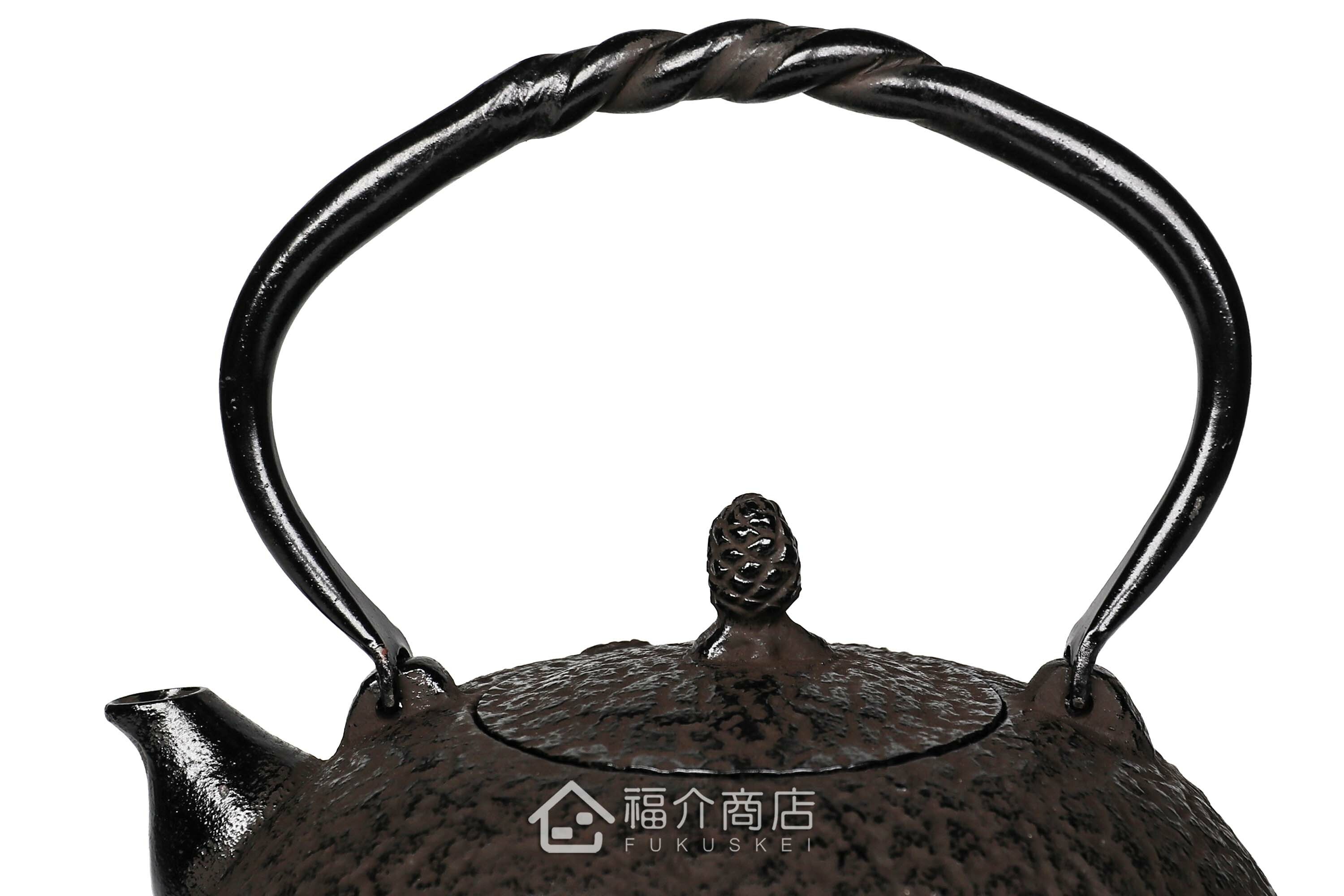 金秀堂所製作煮水泡茶用的日本鐵壺,壺身設計松紋