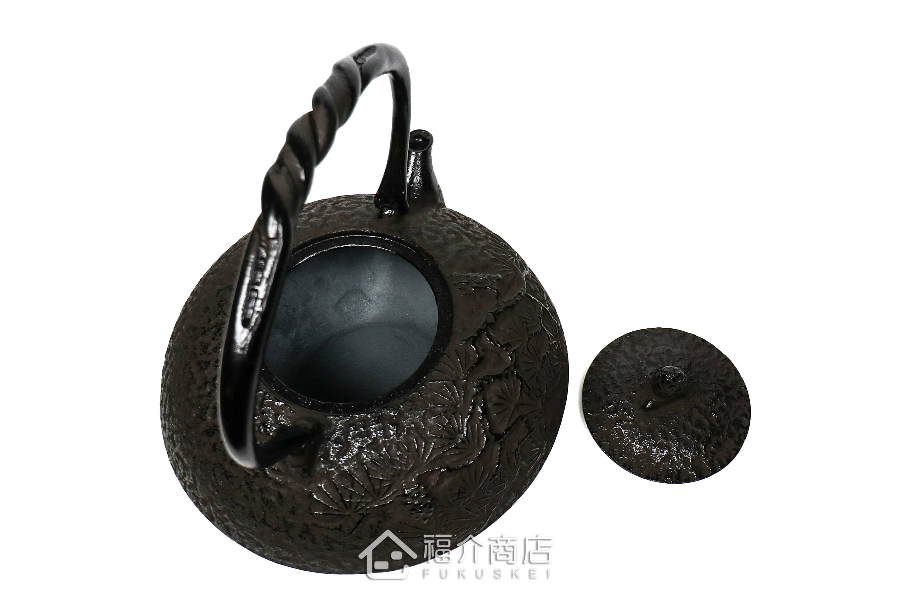 金秀堂所製作煮水泡茶用的日本鐵壺,壺身設計松紋