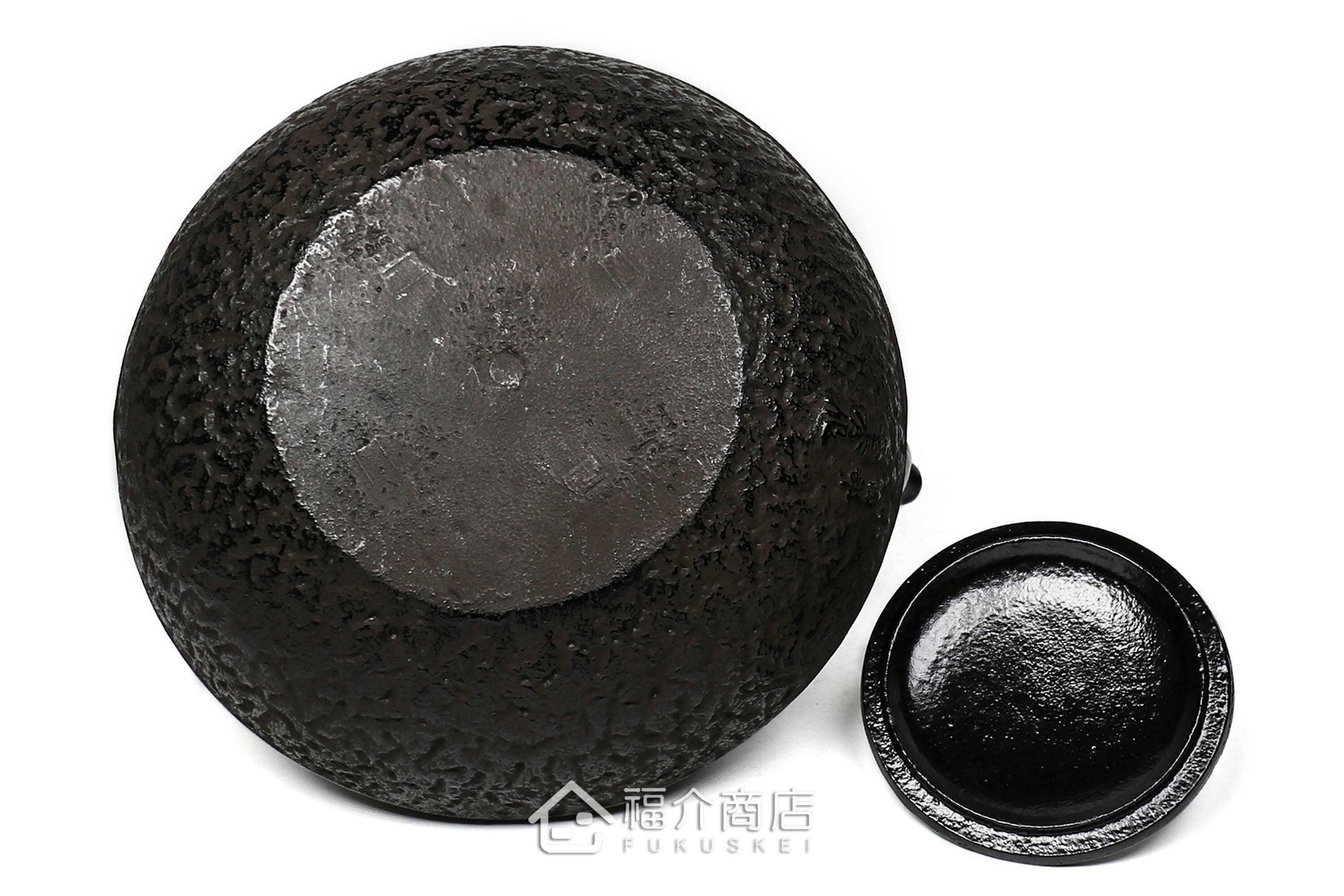 金秀堂所製作煮水泡茶用的日本鐵壺,壺身設計松紋