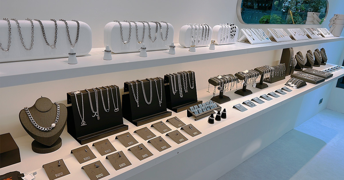 全台最美門市-台中勤美旗艦店，每個角落都是最美打卡點。  從飾品到韓國香氛、再到韓國設計師包包品牌，  讓你一次體驗質感氛圍。