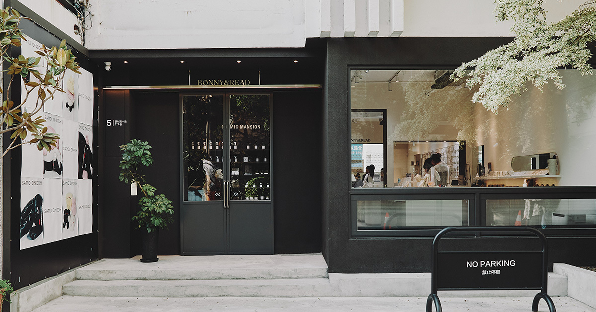 全台最美門市-台中勤美旗艦店，每個角落都是最美打卡點。  從飾品到韓國香氛、再到韓國設計師包包品牌，  讓你一次體驗質感氛圍。