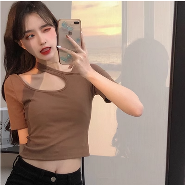 Short sleeve T-shirt with exposed collarbone (khaki) (Size: M-XL (contact customer service to confirm the shipping size after placing an order))