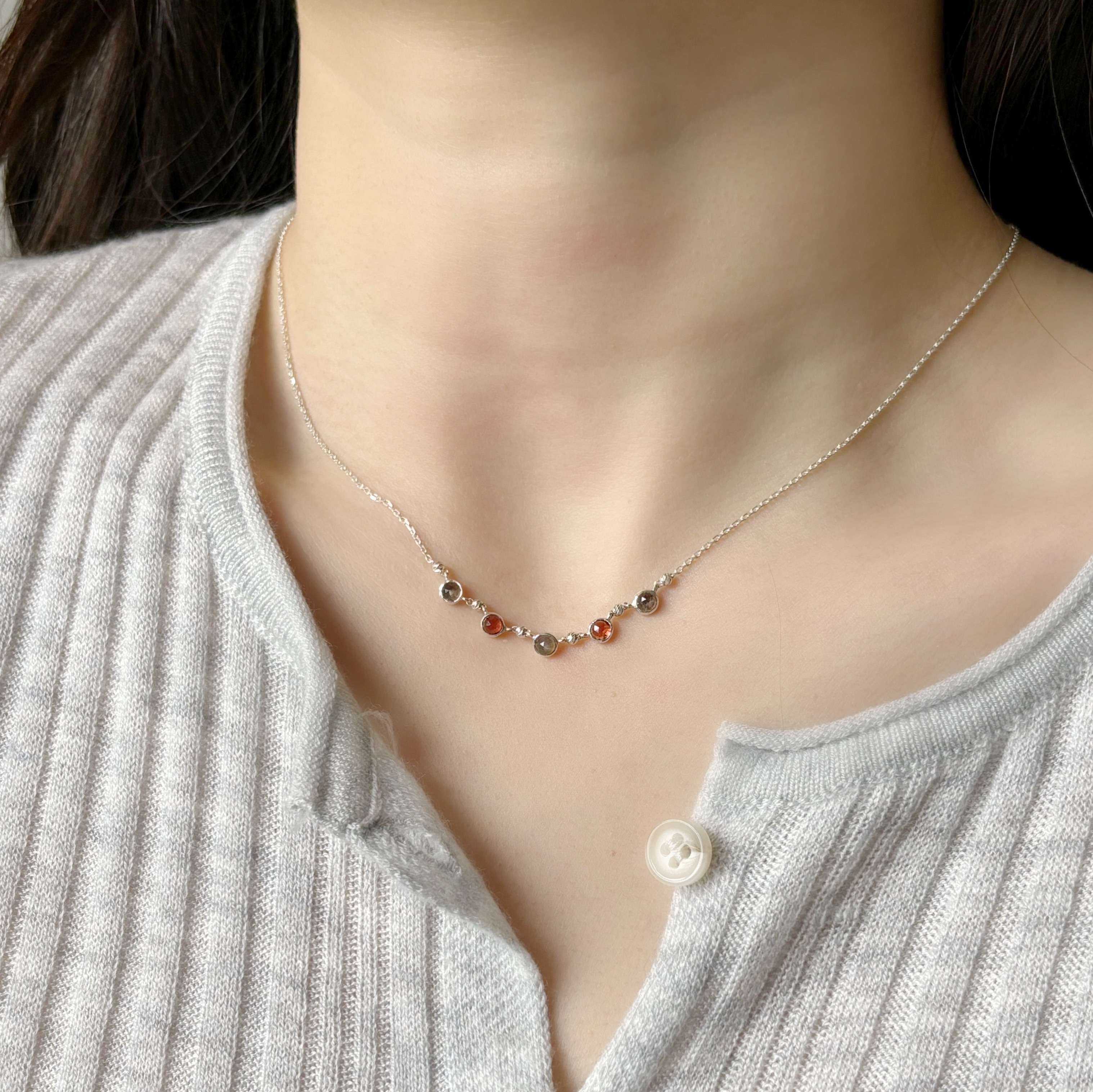 五顆小圓棕月光石榴石cutting ball項鍊