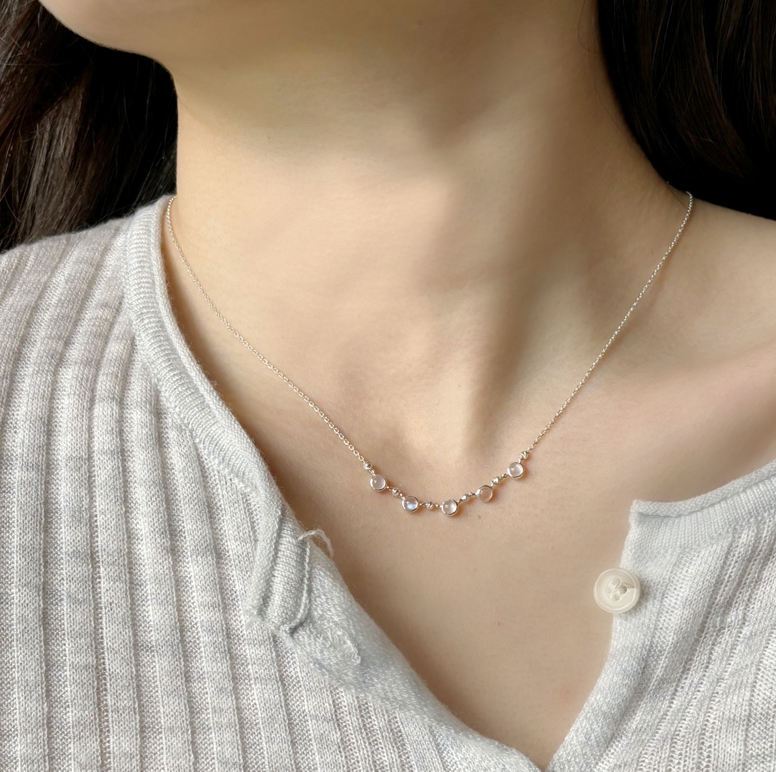 五顆小圓月光石cutting ball項鍊