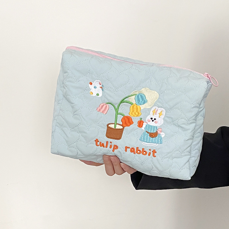 《4108》淡藍種花小兔兔拉鍊化妝包