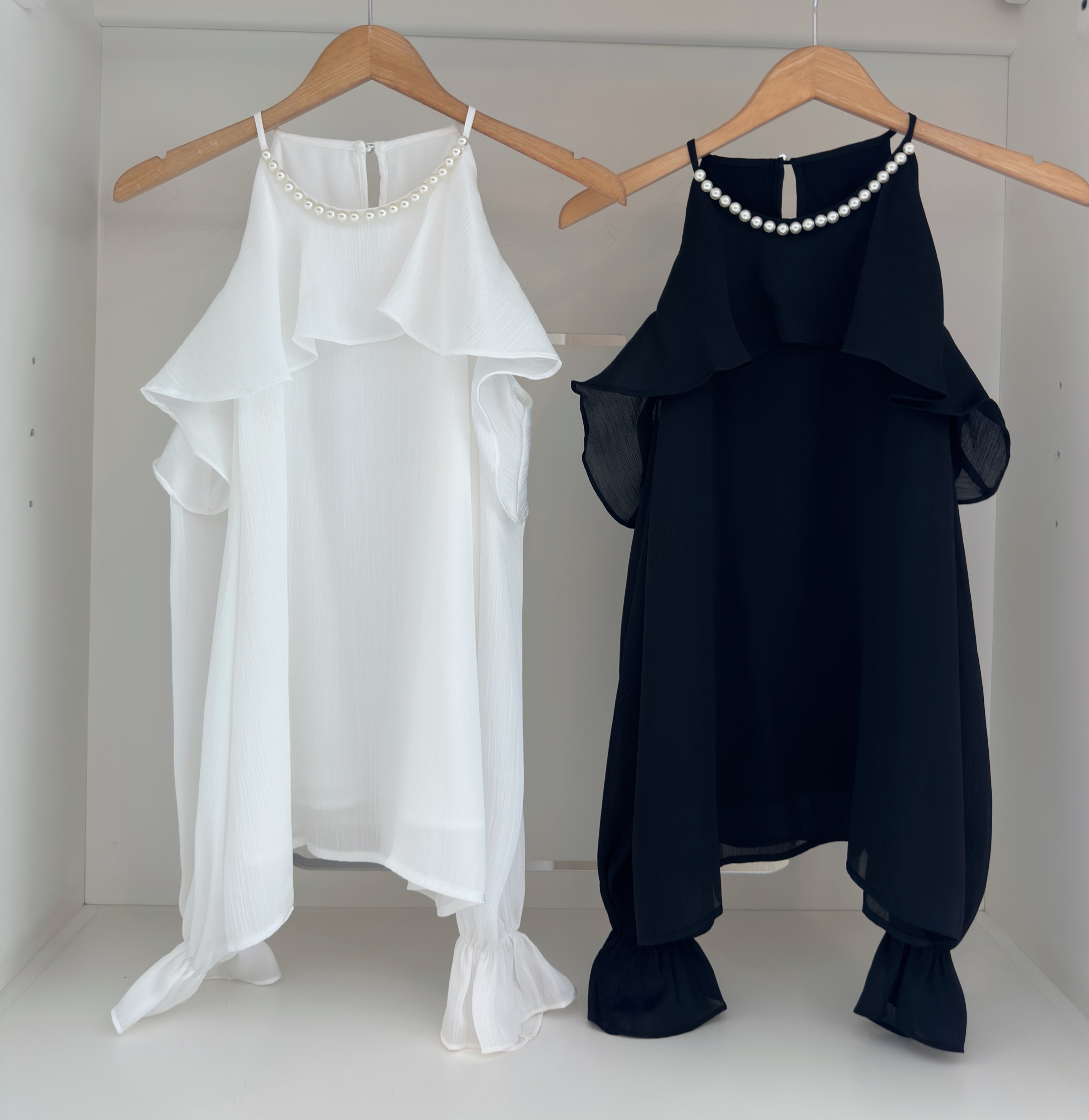 COLD SHOULDER L/SLEEVE PEARL NECK BLOUSE