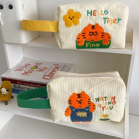 《4111》小老虎刺繡燈芯絨手提化妝包